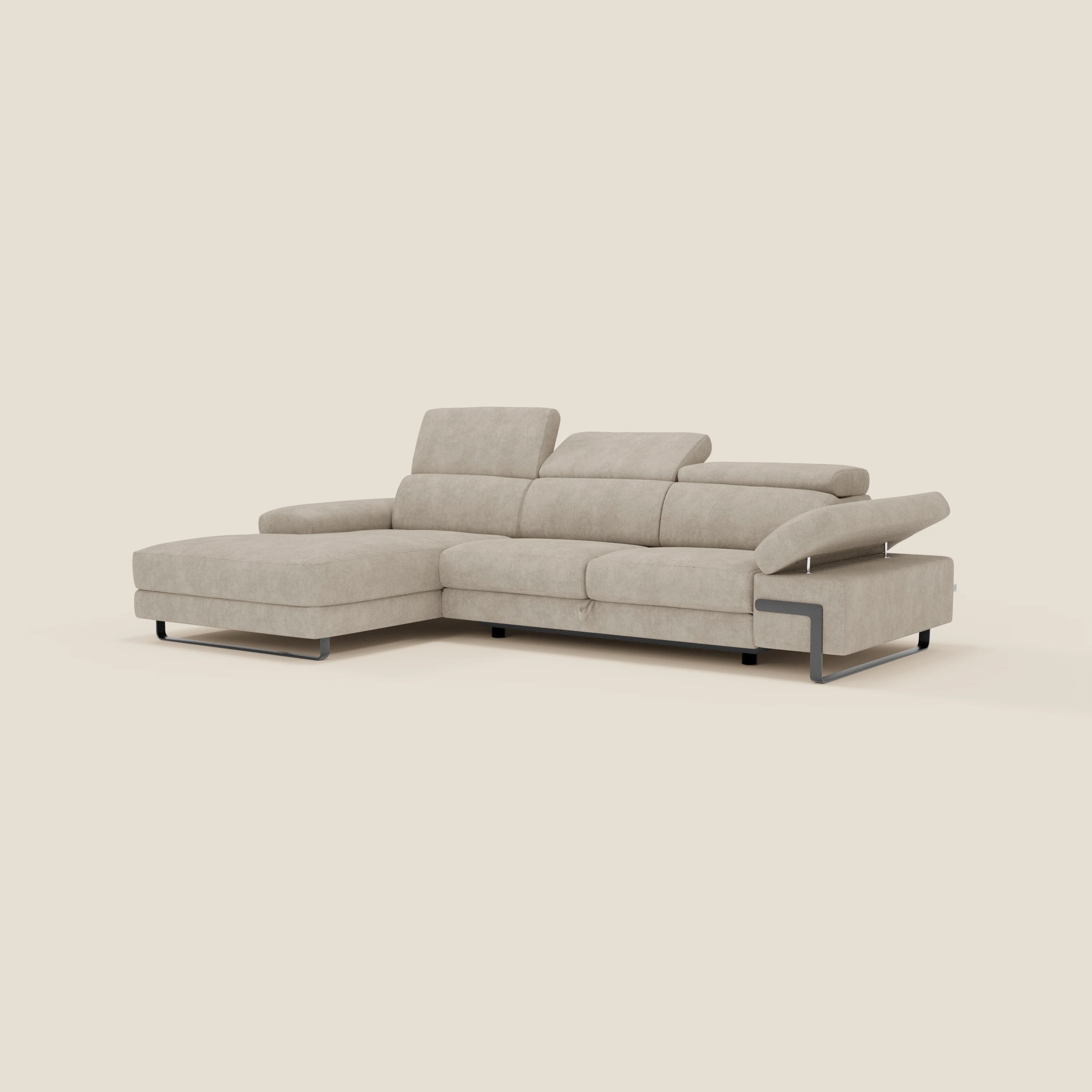 Il divano angolare estraibile Zayana di Divani.Store è caratterizzato da braccioli e poggiatesta reclinabili, tessuto impermeabile T02 panna, linee pulite, gambe in metallo a basso profilo e un design minimalista su sfondo bianco sporco.