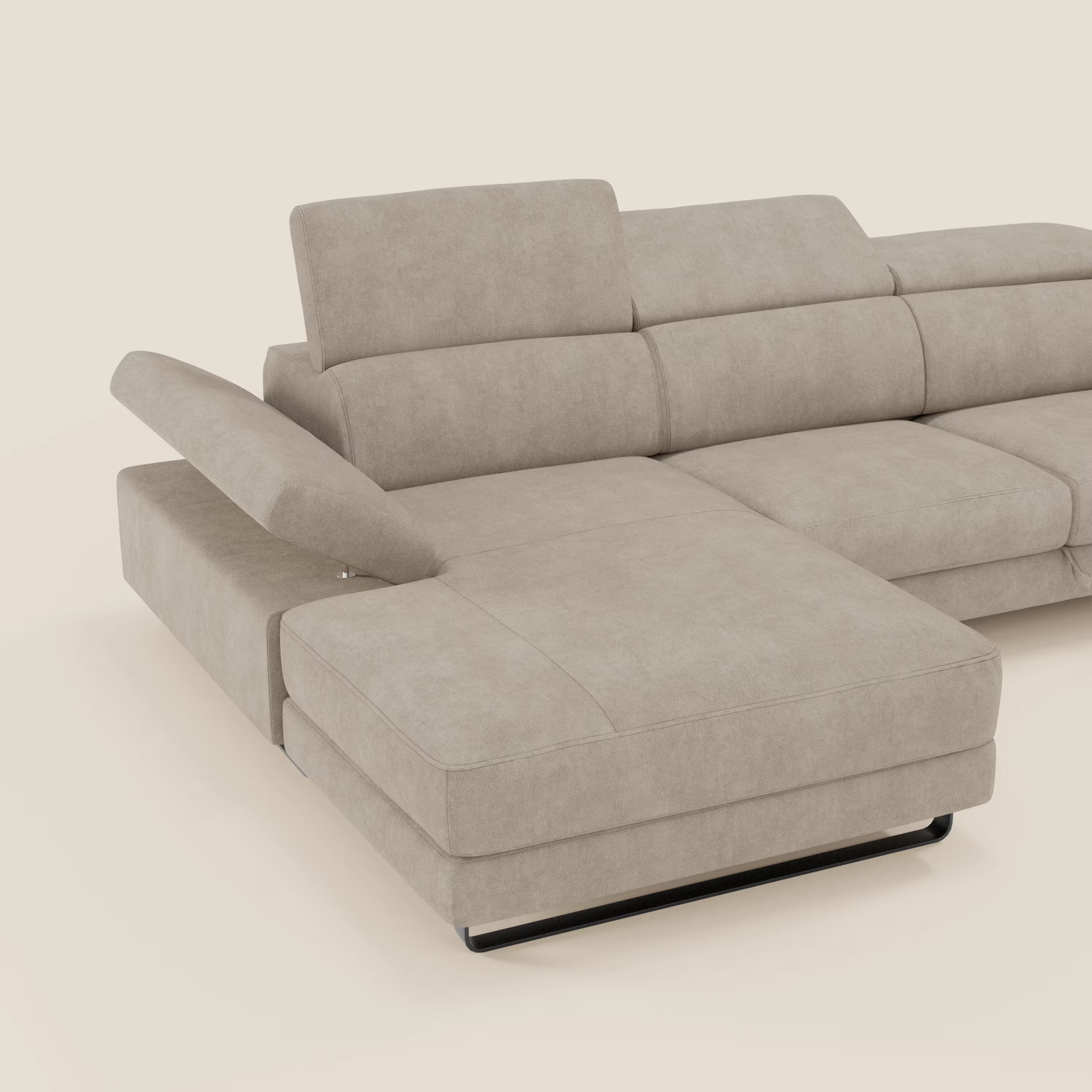 Il divano angolare estraibile Zayana di Divani.Store è caratterizzato da braccioli e poggiatesta reclinabili in tessuto panna T02 idrorepellente, con linee pulite e gambe basse nere che si stagliano su uno sfondo bianco sporco.