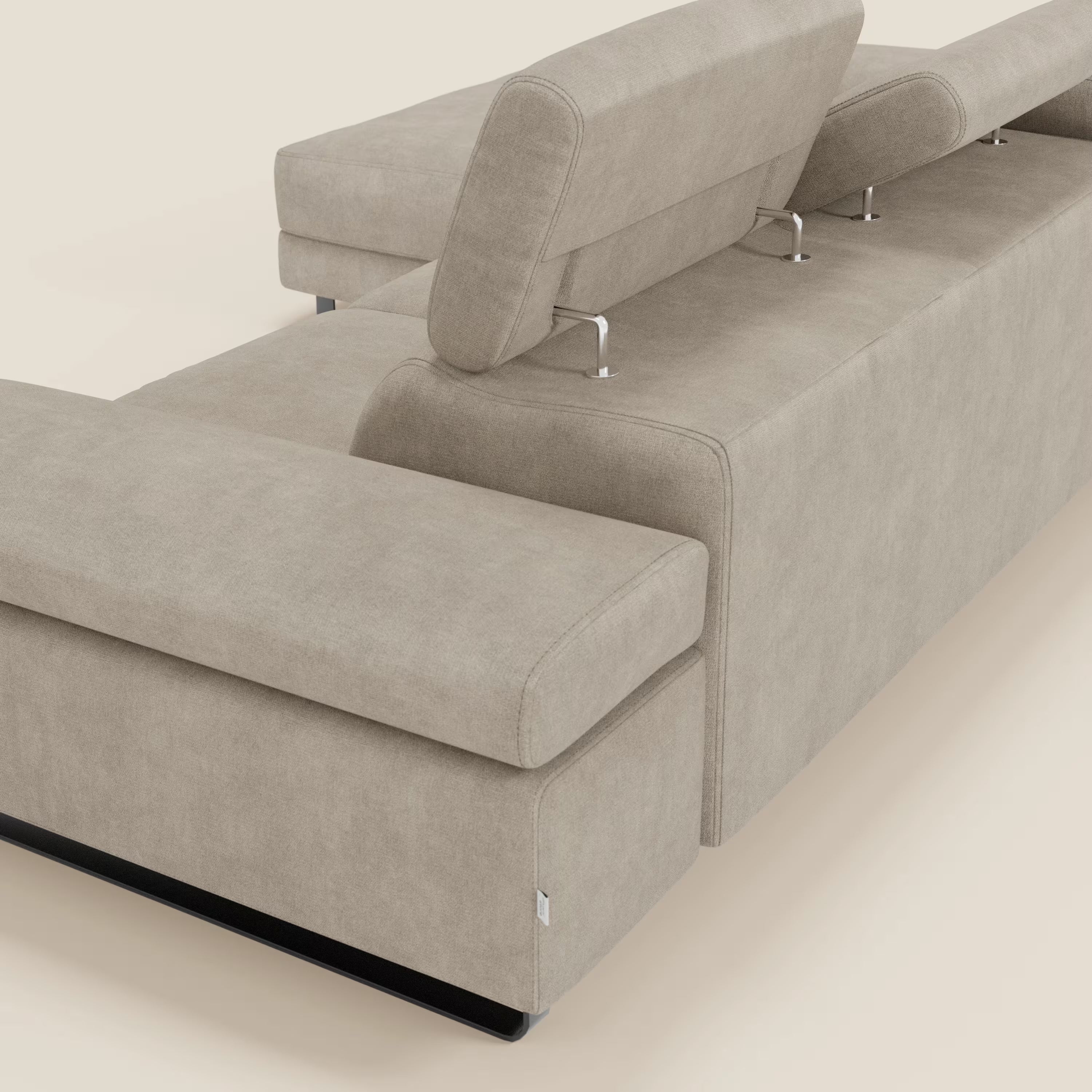 Il divano angolare estraibile Zayana di Divani.Store in tessuto impermeabile T02 panna è caratterizzato da braccioli e poggiatesta reclinabili, da una solida base e da un design moderno, mostrato da dietro e di lato su uno sfondo neutro.