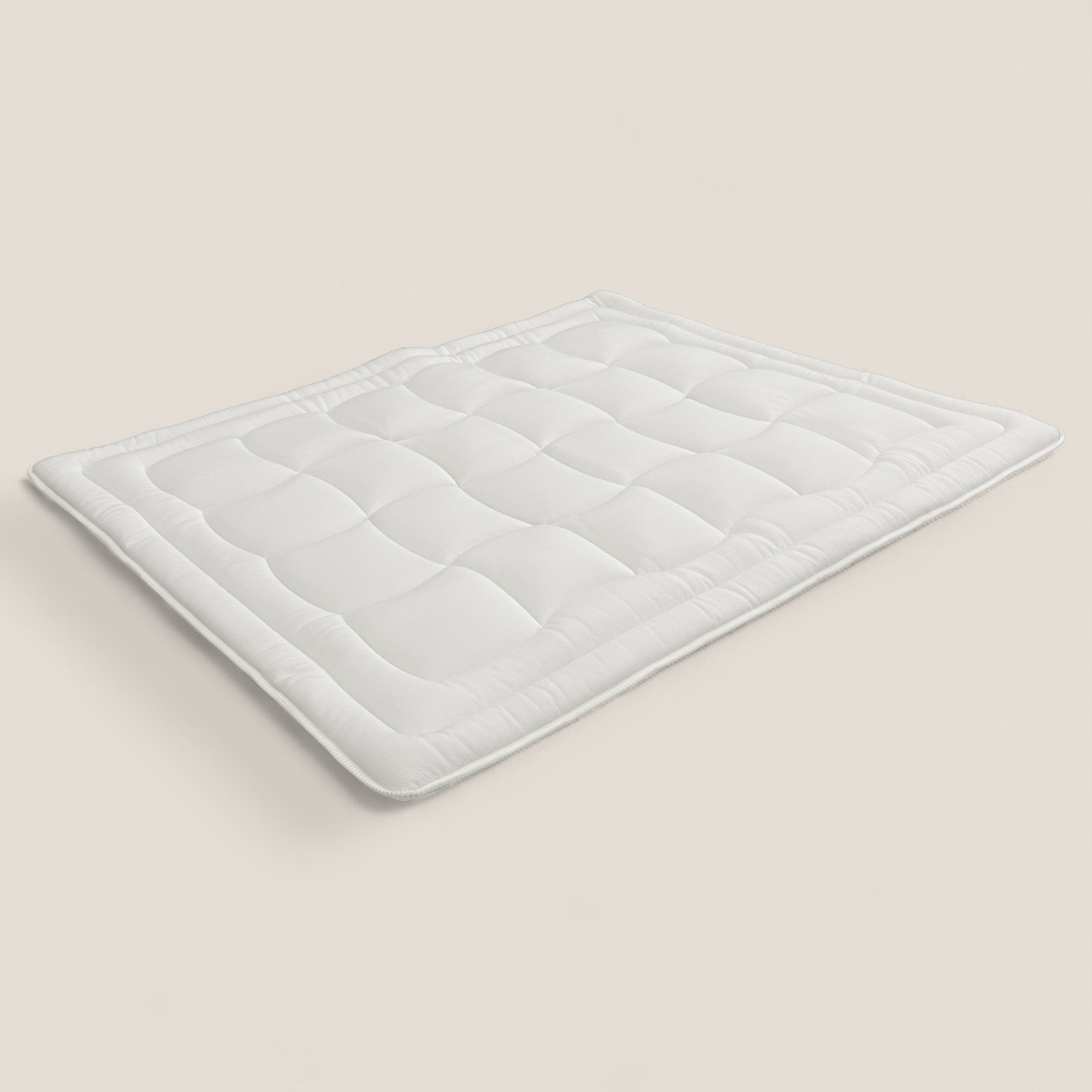 Il KYROS-CLOUD Topper Luxury di Divani.Store è un cuscino rettangolare in memory foam (H5 cm) di colore bianco con cuciture a ciuffetti e tecnologia CoolMax per un comfort fresco, raffigurato su uno sfondo beige chiaro.