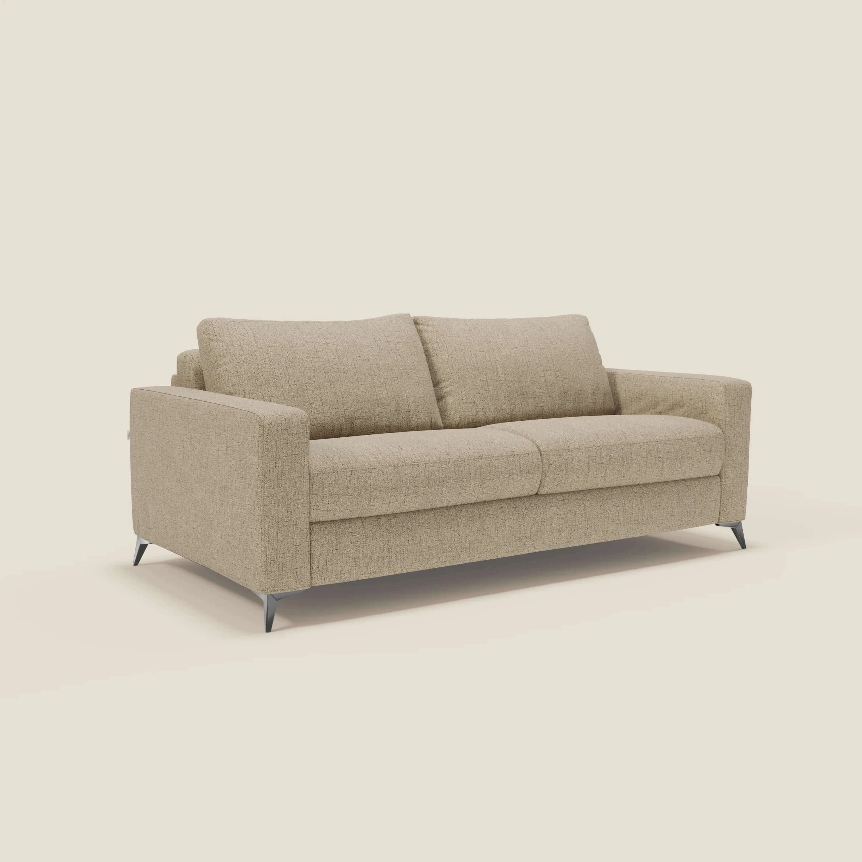 Il letto matrimoniale Alaya Divano di Divani.Store è caratterizzato da un morbido tessuto impermeabile T03 beige, braccioli quadrati, due cuscini per seduta e schienale, linee pulite e gambe corte e angolate in metallo su uno sfondo bianco sporco.