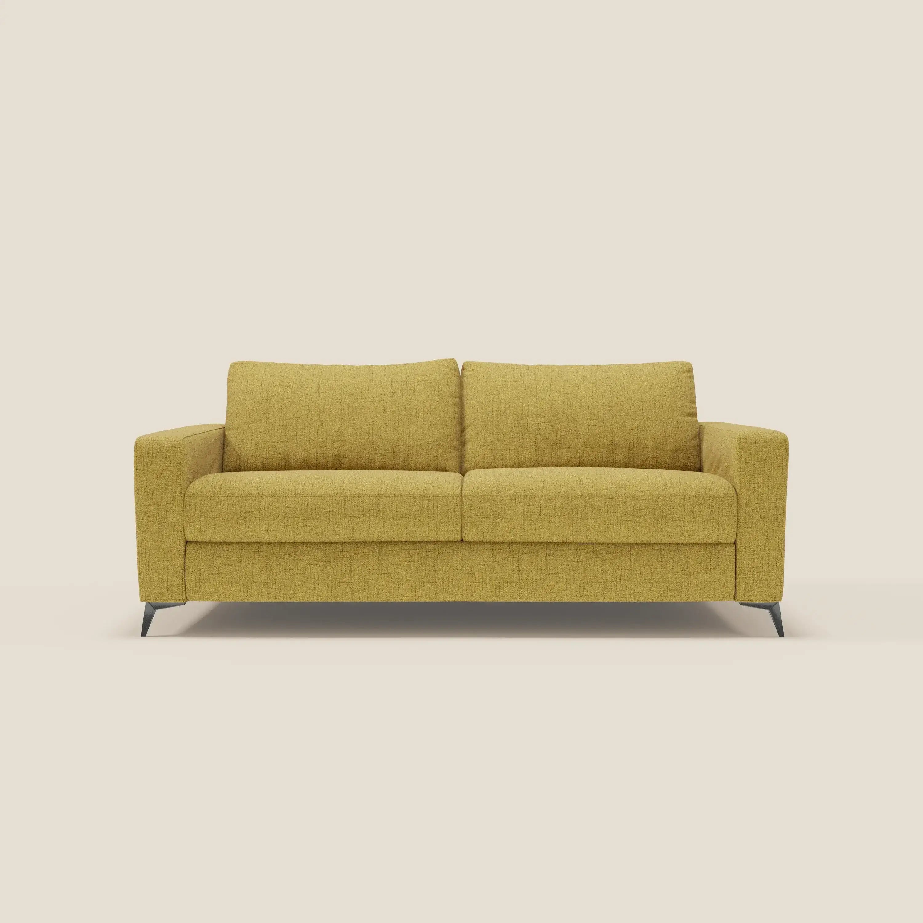 Il letto matrimoniale Alaya Divano di Divani.Store è caratterizzato da morbidi cuscini in tessuto impermeabile giallo T03, due cuscini per la seduta e lo schienale, braccioli dritti e gambe corte angolate nere. Il design minimale e la tonalità senape ne evidenziano lo stile moderno.