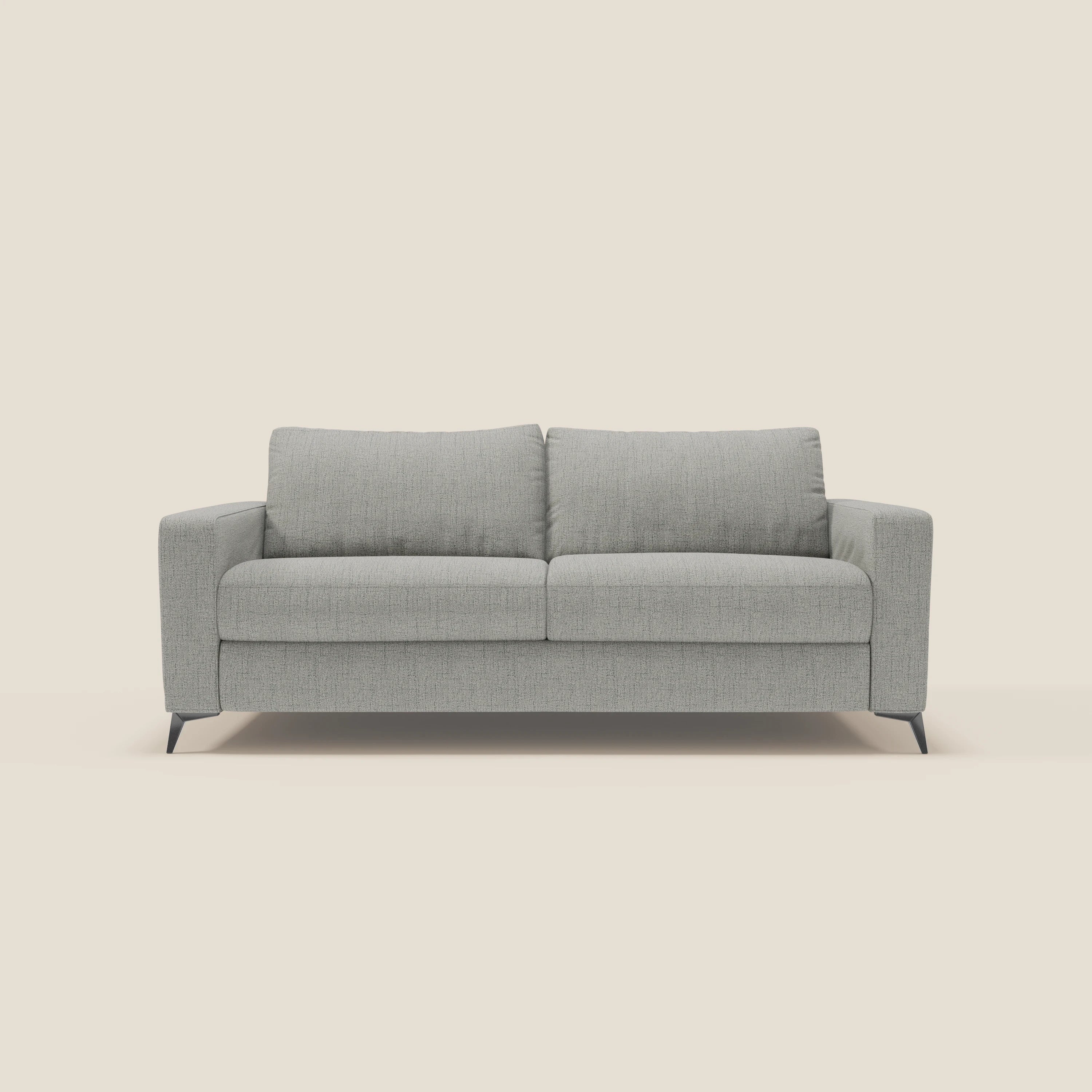 Il divano letto matrimoniale Alaya di Divani.Store, in tessuto impermeabile T03 grigio chiaro, ha morbidi cuscini, braccioli lineari e gambe nere inclinate. Design semplice e moderno su sfondo bianco.