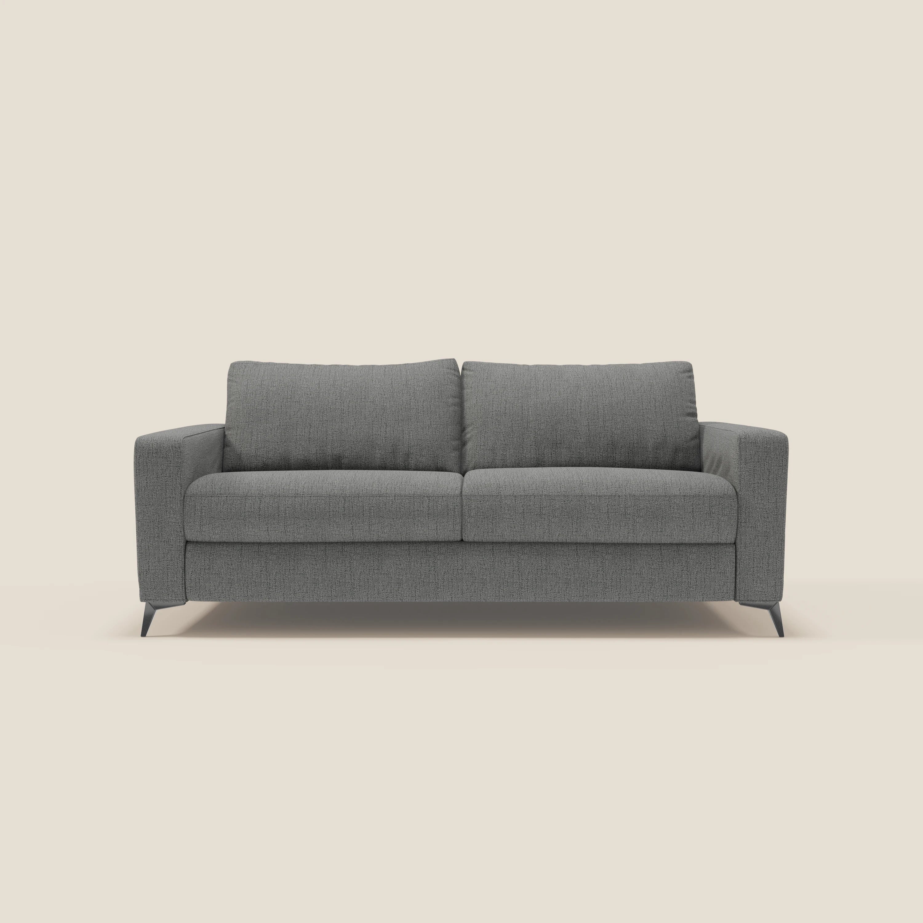 Il divano letto matrimoniale Alaya di Divani.Store è caratterizzato da cuscini morbidi in tessuto impermeabile T03 grigio, due sedute e schienali, braccioli dritti e gambe corte inclinate. Il design minimal è valorizzato da uno sfondo beige chiaro.