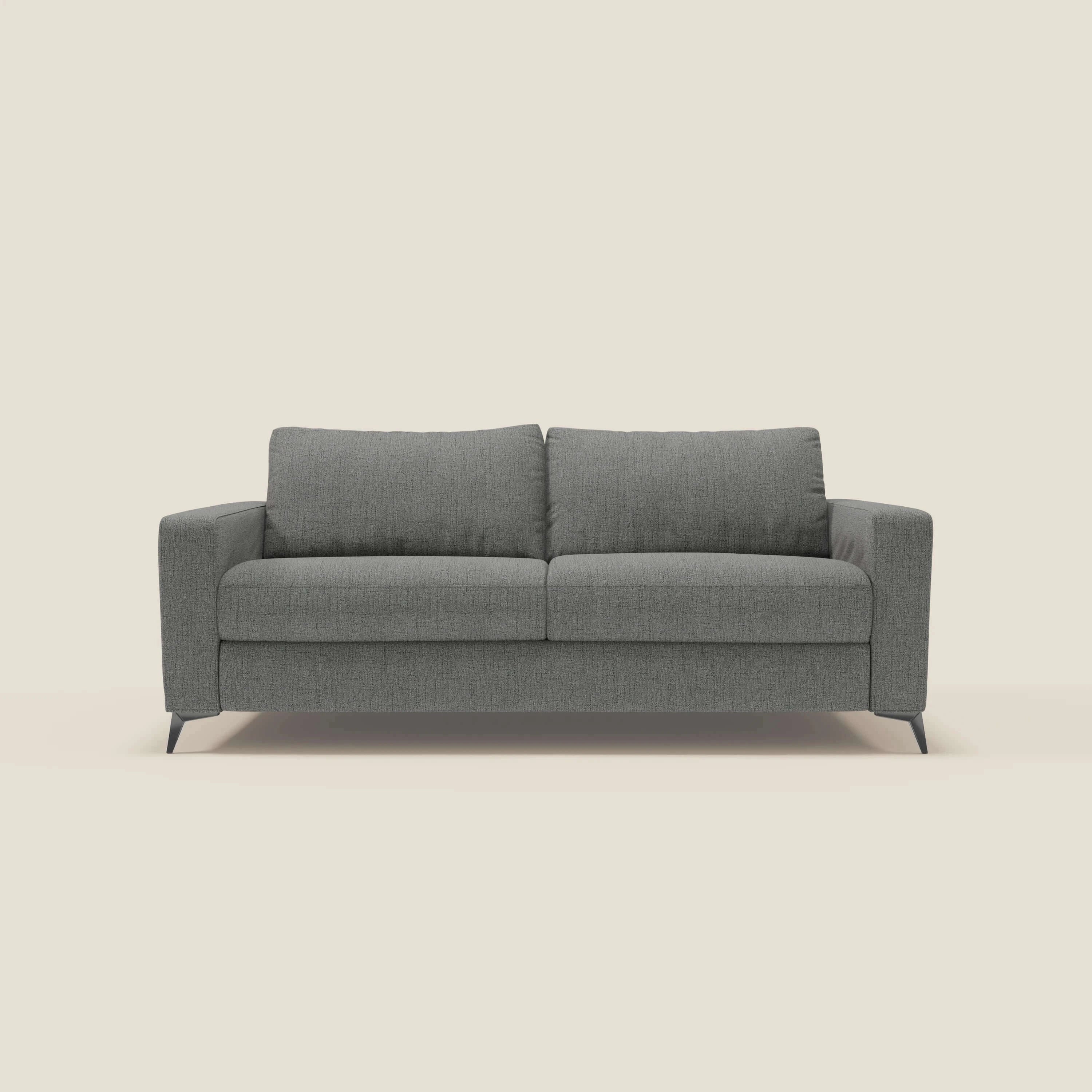 Il divano letto matrimoniale Alaya di Divani.Store è caratterizzato da cuscini morbidi in tessuto impermeabile T03 grigio, due sedute e schienali, braccioli dritti e gambe corte inclinate. Il design minimal è valorizzato da uno sfondo beige chiaro.