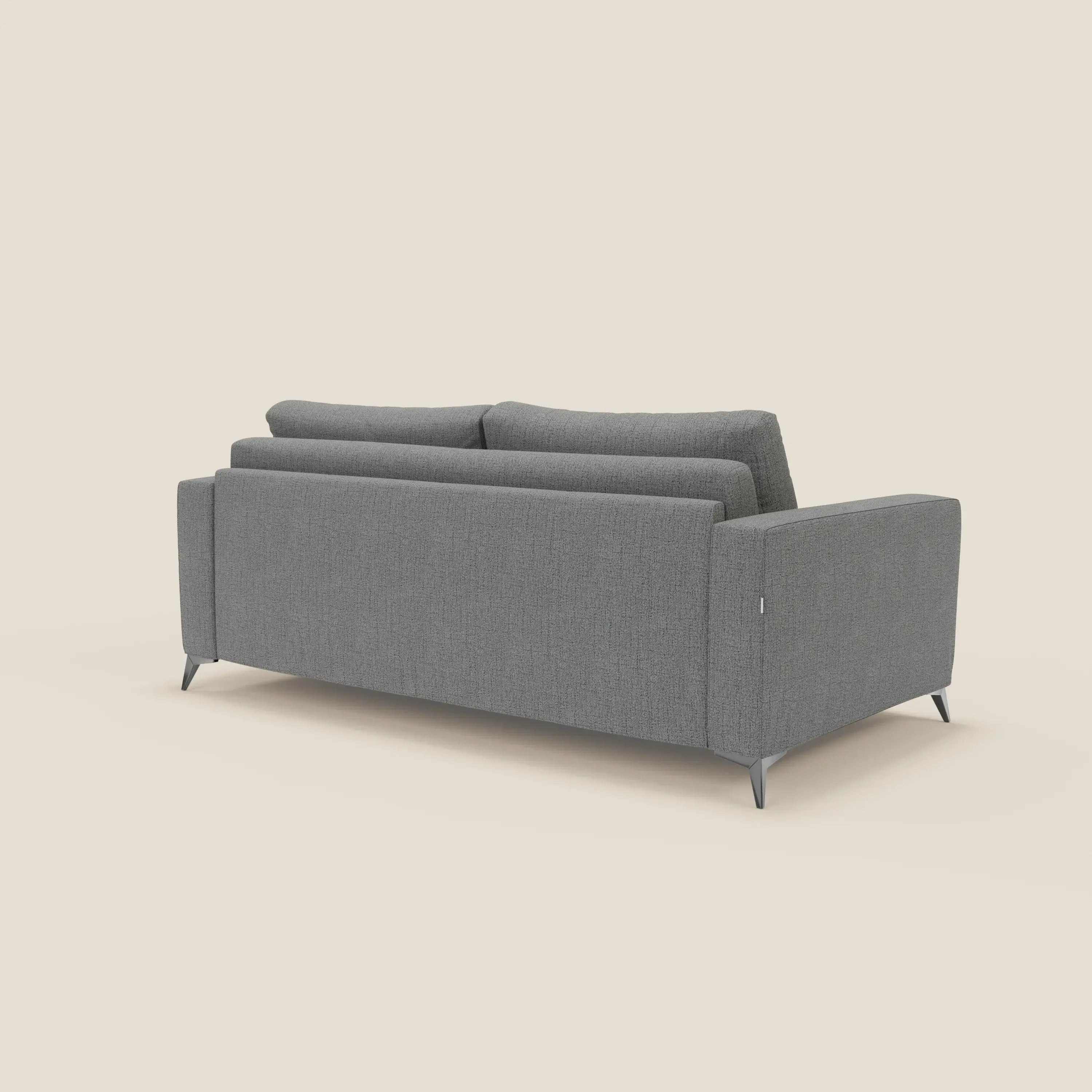 Il divano letto matrimoniale Alaya di Divani.Store, visto dal retro in posizione angolare, è caratterizzato da cuscini morbidi in tessuto impermeabile T03 grigio, design minimale, braccioli rettangolari, gambe sottili in metallo e due cuscini di schienale su sfondo beige.