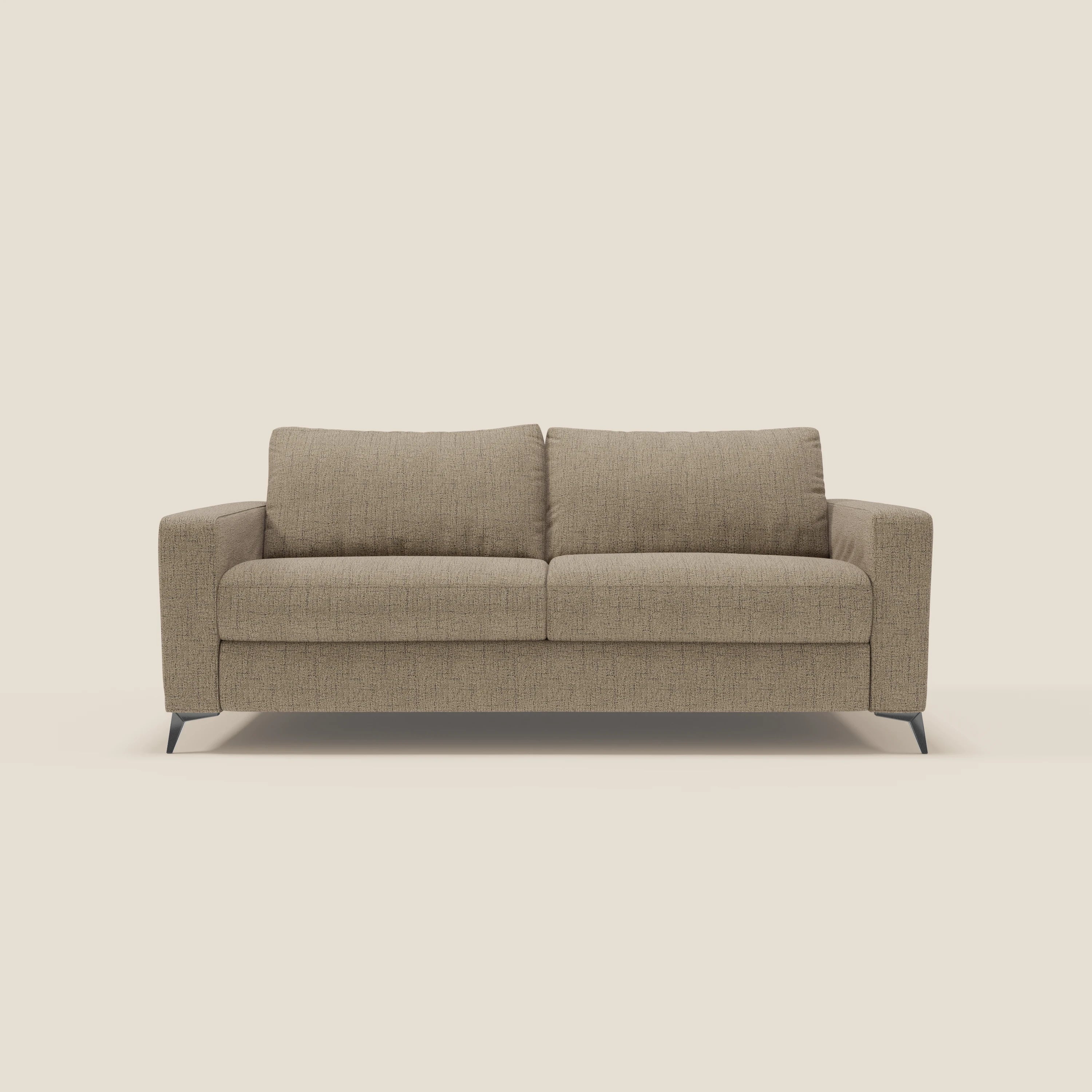 Il letto matrimoniale Alaya Divano di Divani.Store è caratterizzato da morbidi cuscini in tessuto impermeabile T03 marrone, braccioli dritti e gambe corte nere per un look minimalista e contemporaneo su sfondo beige.