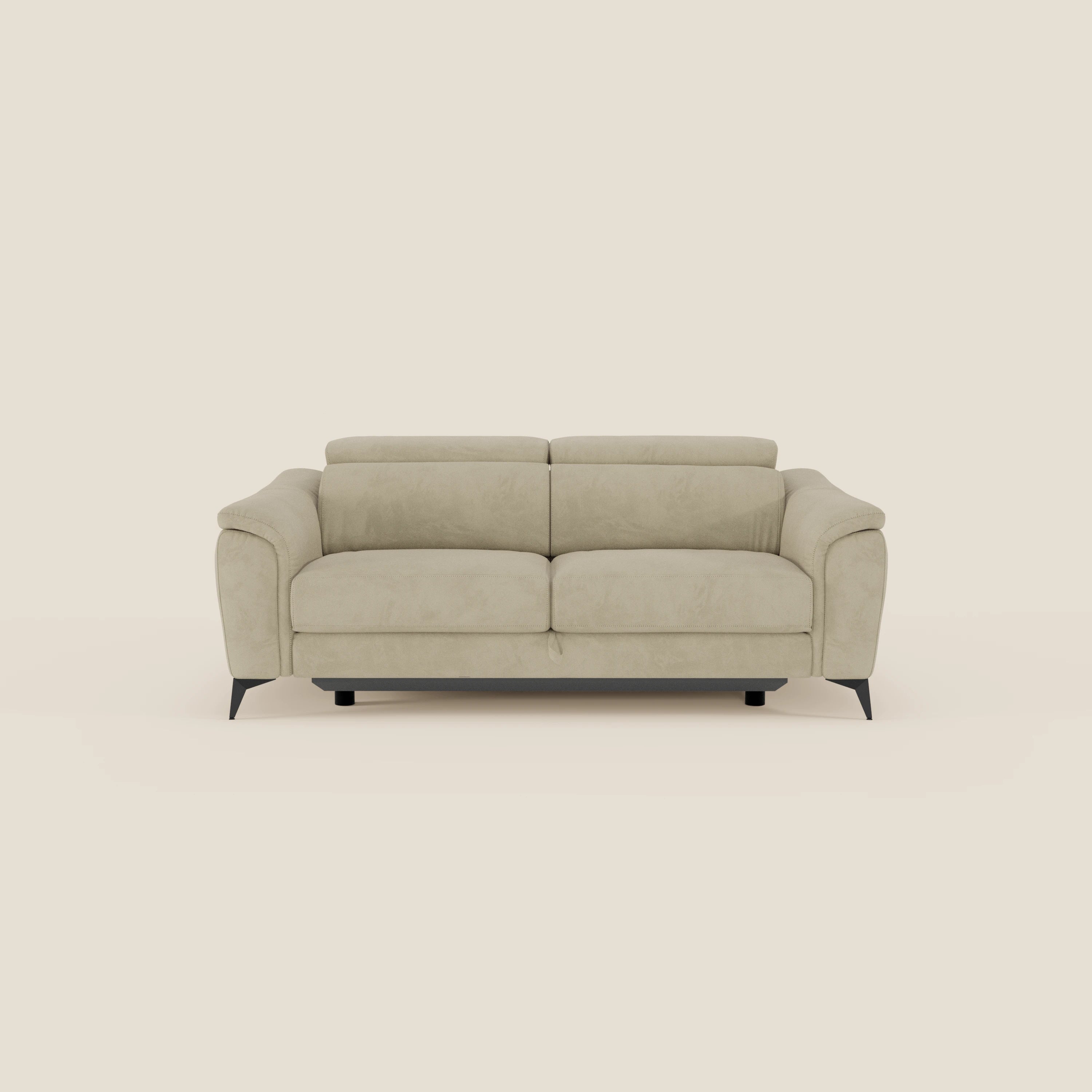 Arcos Divano 3 posti di Divani.Store è caratterizzato da gambe alte, poggiatesta reclinabili e microfibra impermeabile beige T11 per uno stile elegante e minimalista, perfetto su uno sfondo beige per un tocco moderno.