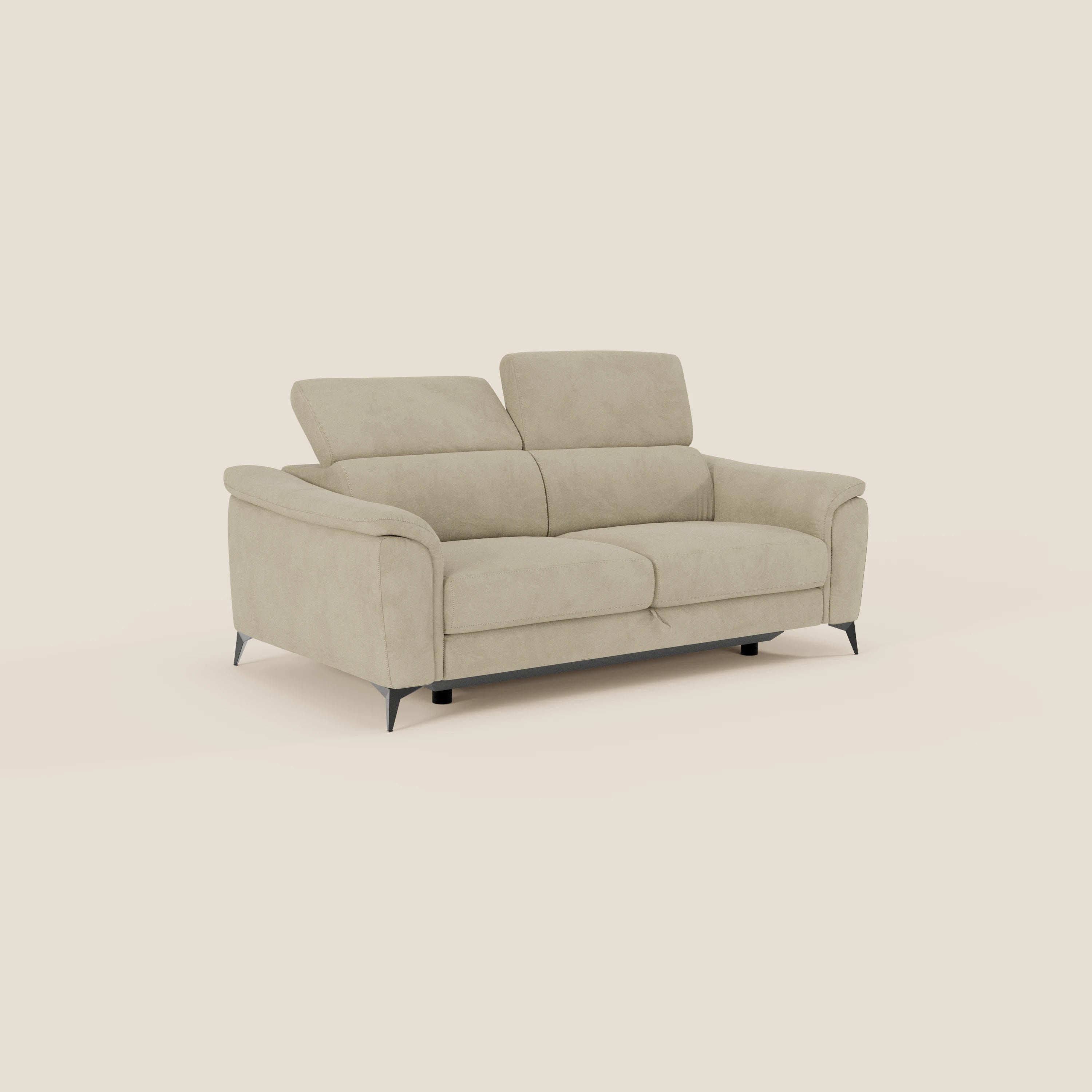 Arcos Divano 3 posti di Divani.Store è caratterizzato da microfibra impermeabile beige, gambe alte e poggiatesta reclinabili. Il suo look minimalista e il suo comfort spiccano su uno sfondo color crema chiaro.