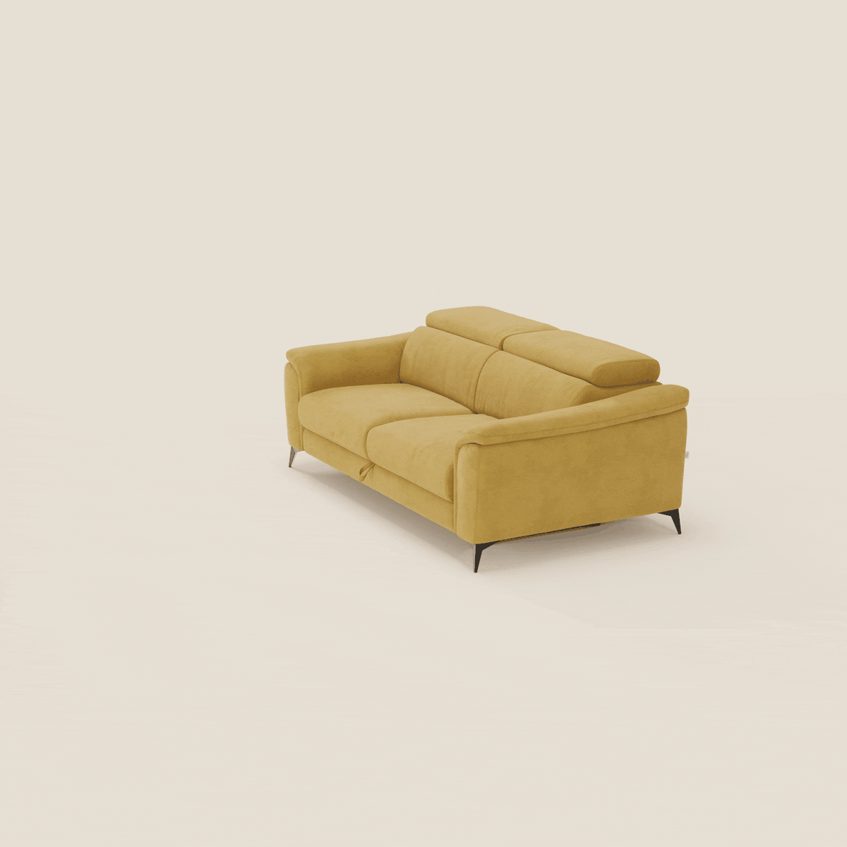 L'Arcos Divano 3 posti di Divani.Store, in microfibra impermeabile T11 giallo con poggiatesta reclinabili e alte gambe nere, spicca su uno sfondo beige chiaro per un look minimalista e contemporaneo.