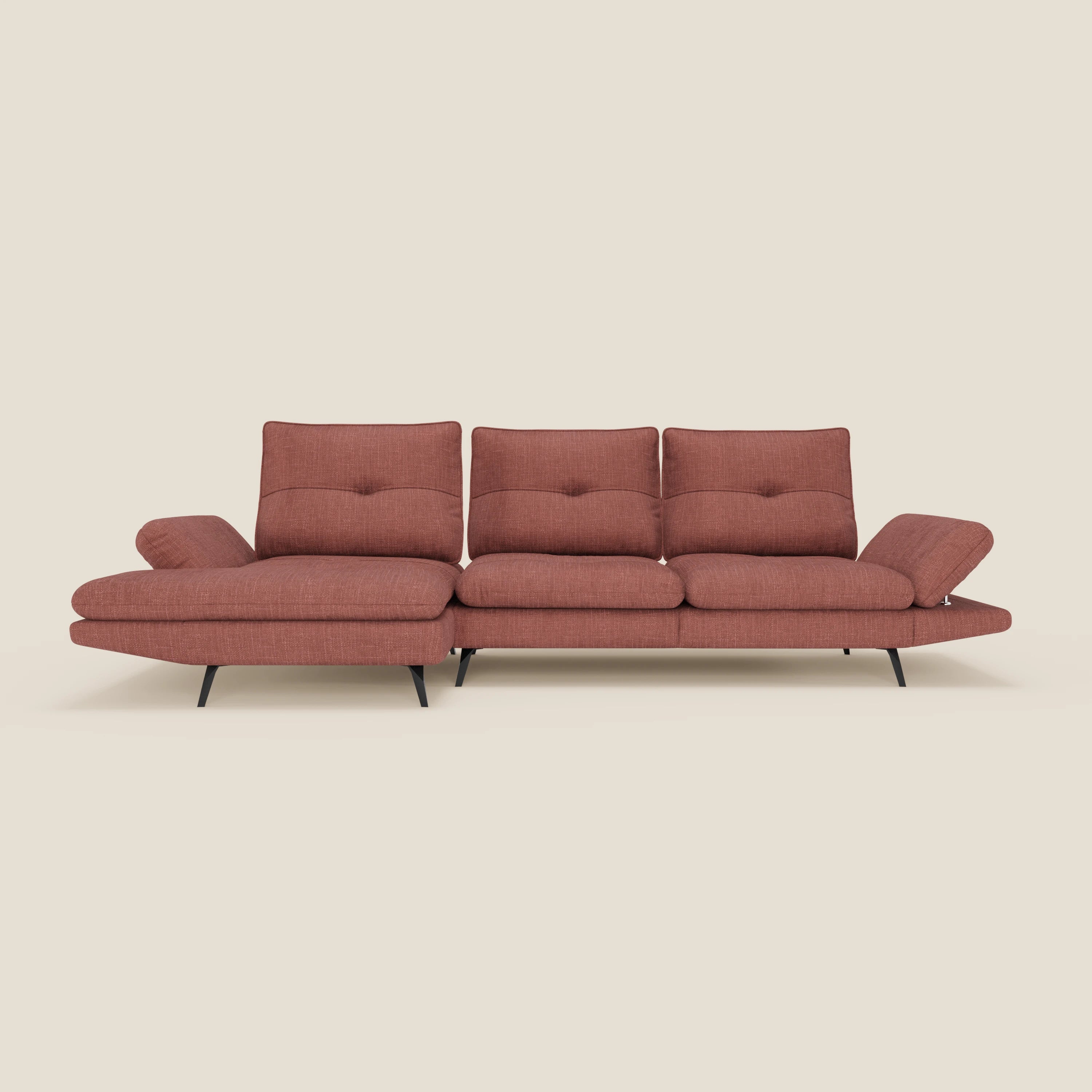 Il Divano con penisola Ardex di Divani.Store è caratterizzato da tessuto impermeabile T06 corallo, schienali traslanti, braccioli regolabili, chaise longue sinistra e gambe angolari nere, elegantemente esposte su uno sfondo beige chiaro.