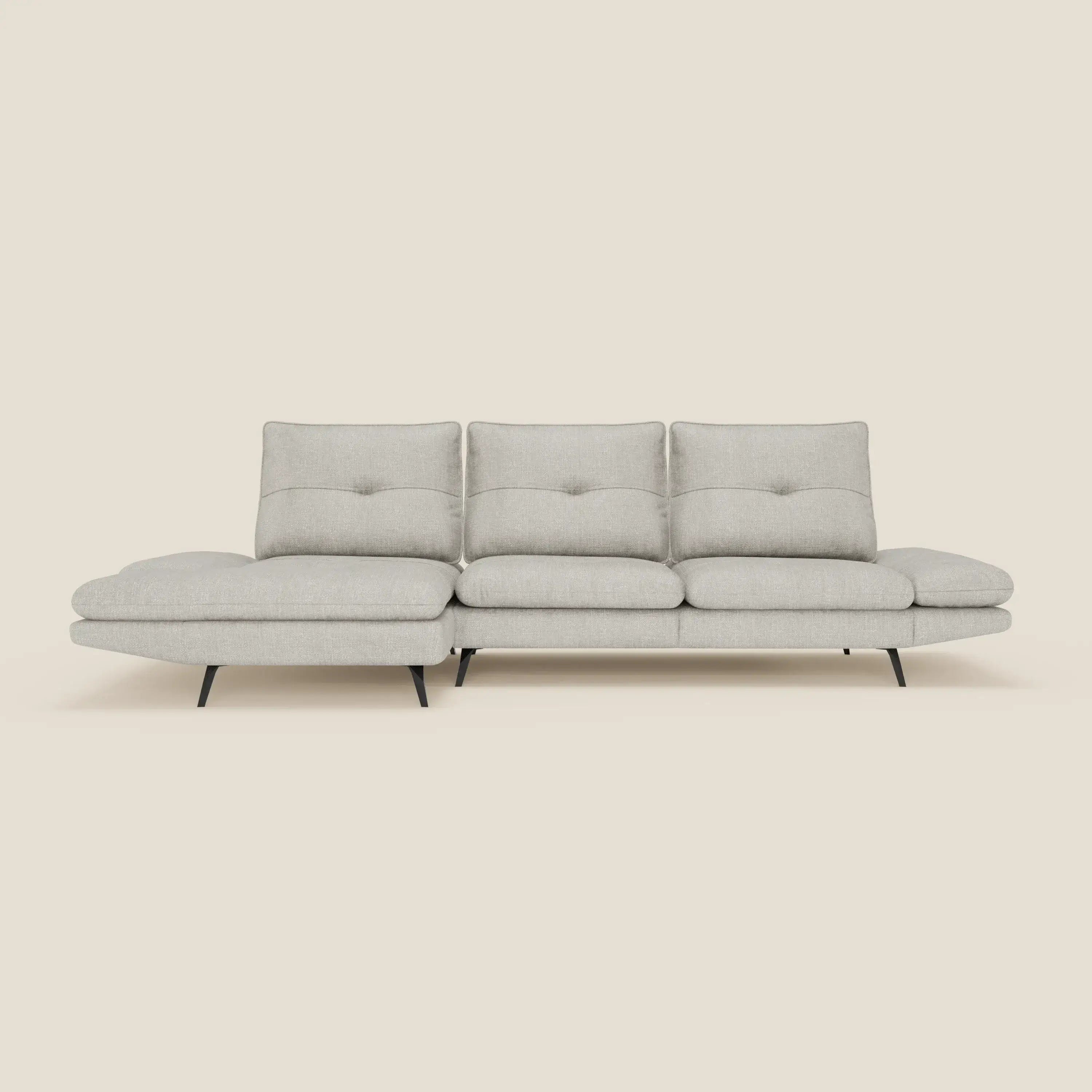 Ardex Divano con penisola di Divani.Store è caratterizzato da schienali scorrevoli, braccioli regolabili ed elegante tessuto impermeabile T06 grigio chiaro, con chaise longue sinistra e sottili gambe in metallo nero, su uno sfondo bianco sporco.