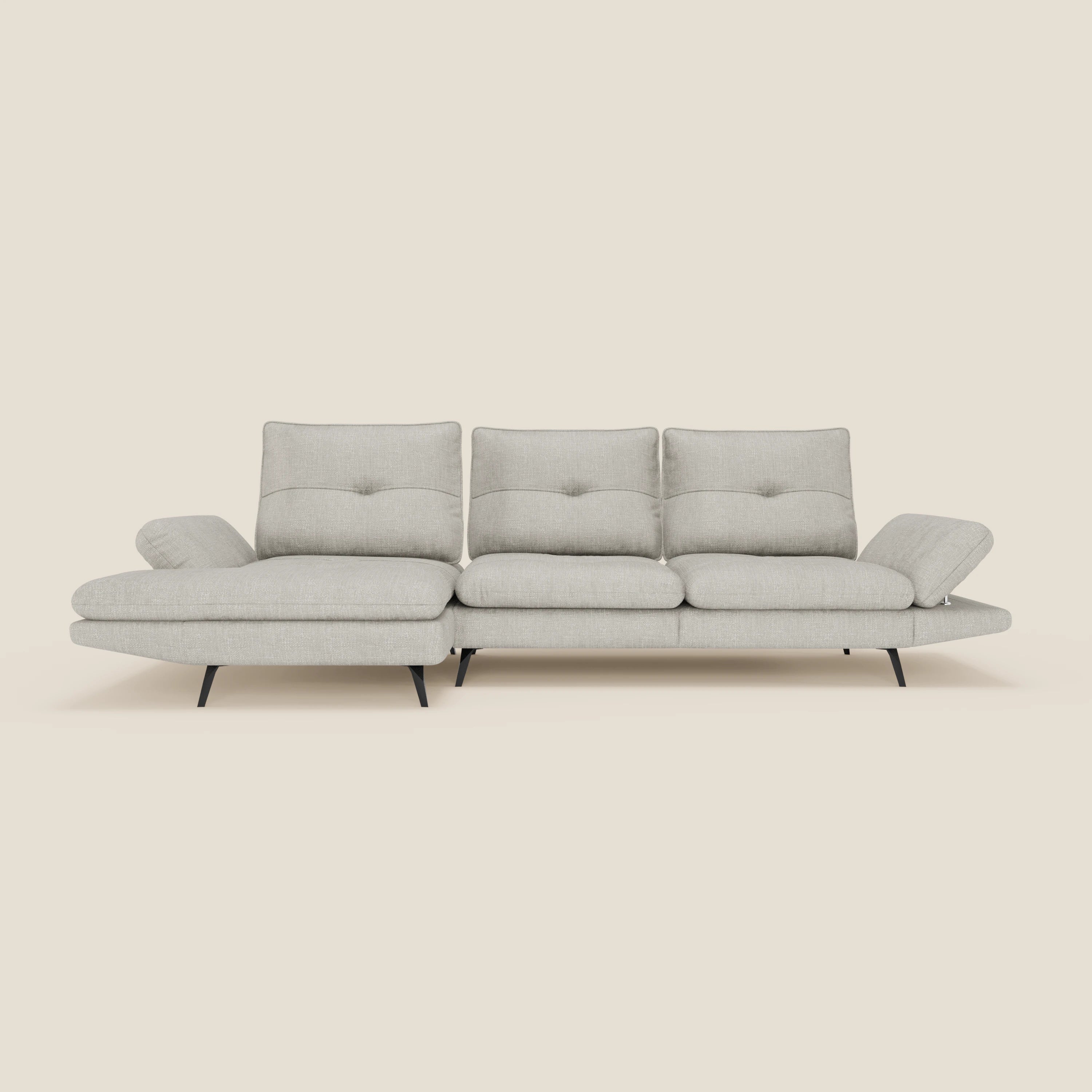 Ardex Divano con penisola di Divani.Store è caratterizzato da schienali regolabili, braccioli mobili ed elegante tessuto impermeabile T06 grigio chiaro. Ha gambe nere sottili e una chaise rivolta a sinistra, su uno sfondo color crema.