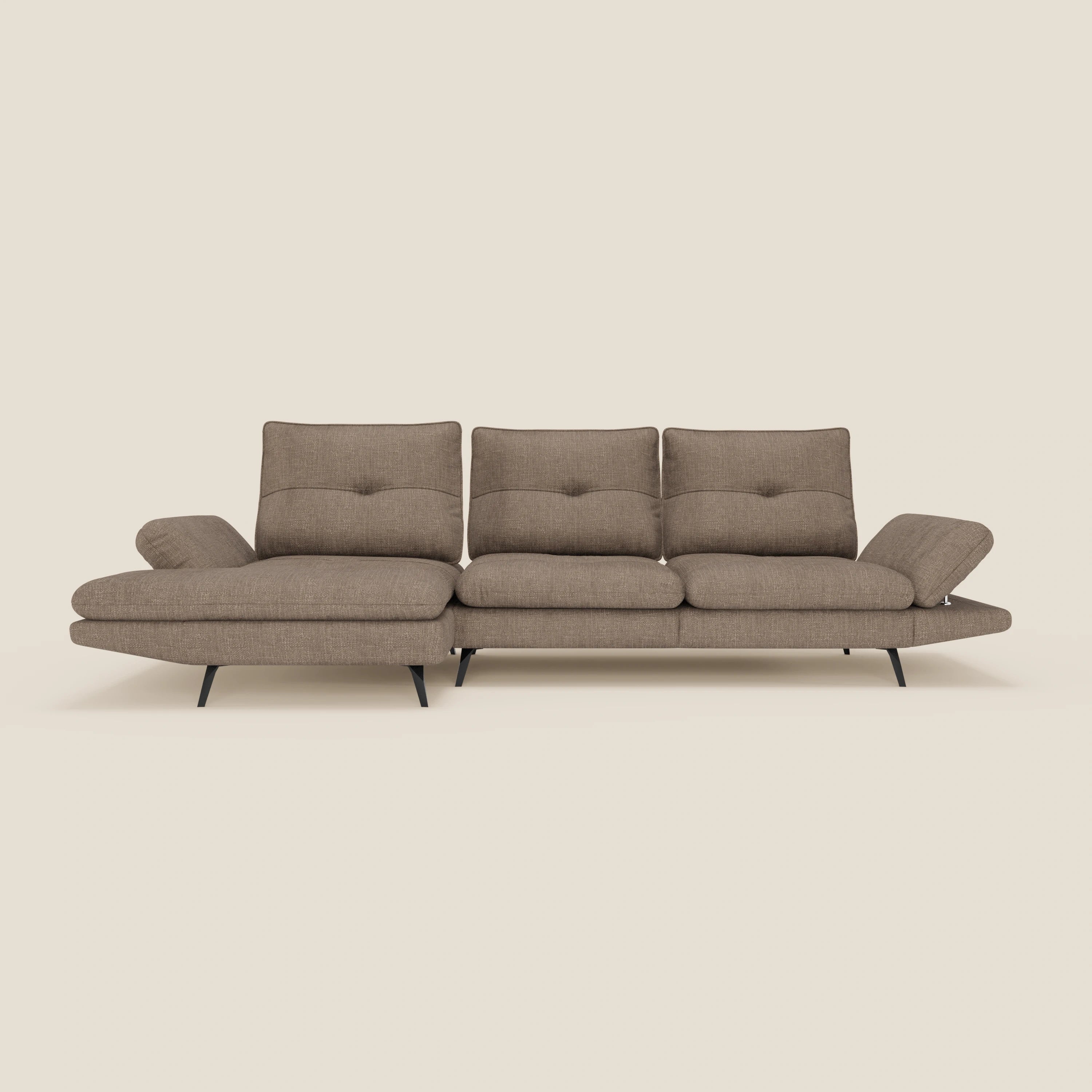 Il Divano con penisola Ardex di Divani.Store è caratterizzato da schienali traslanti, braccioli regolabili, tre cuscini di schienale, una chaise longue ed è rivestito in elegante tessuto impermeabile T06 marrone con gambe angolari nere. Il tutto su uno sfondo semplice color crema.