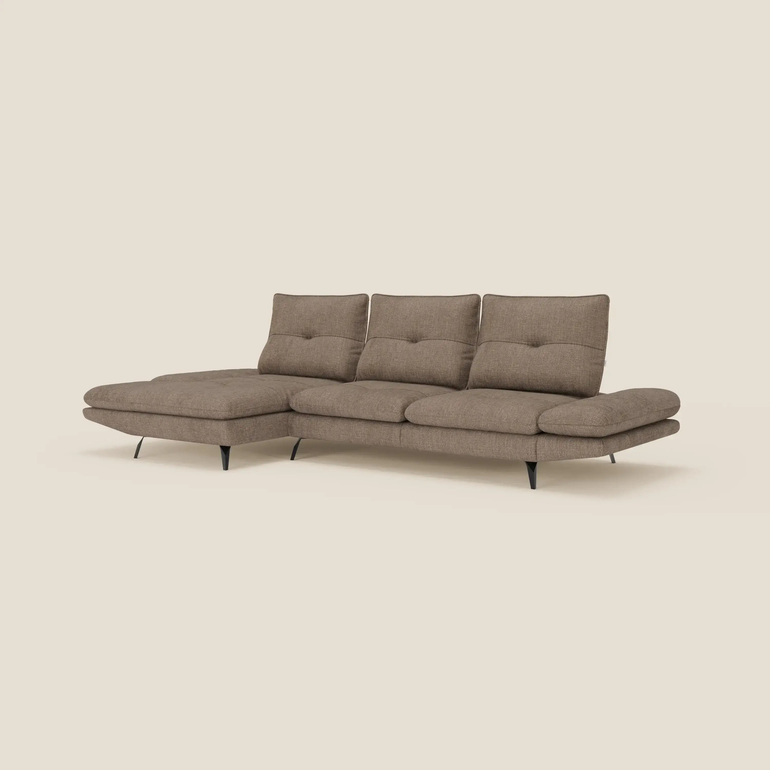 L'Ardex Divano con penisola di Divani.Store è caratterizzato da un elegante tessuto impermeabile T06 marrone, tre schienali scorrevoli, braccioli regolabili, ampie sedute, una chaise longue rivolta a sinistra e gambe in metallo angolate nere su uno sfondo beige chiaro.