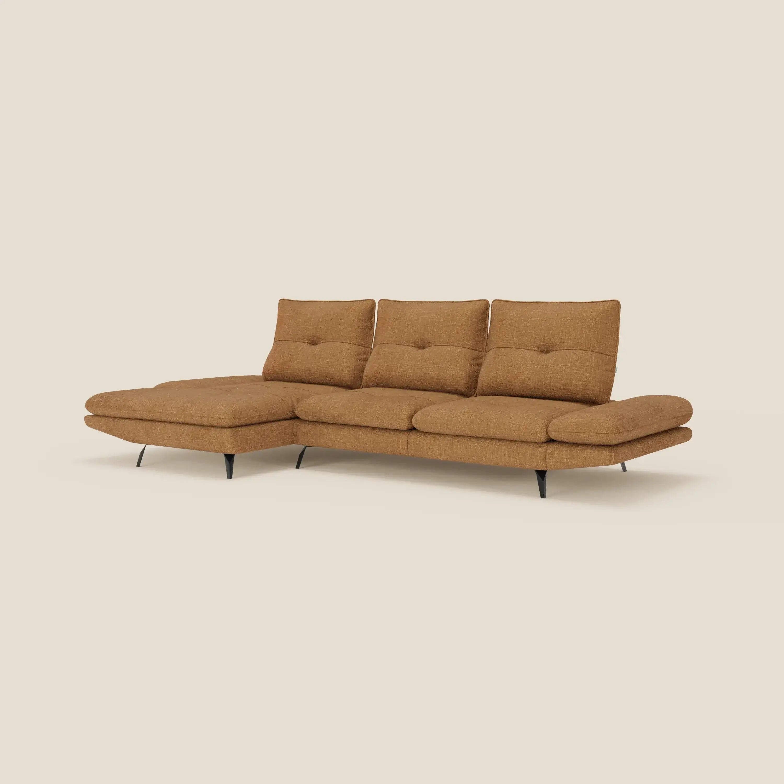 Il divano Ardex Divano con penisola di Divani.Store è caratterizzato da un elegante tessuto impermeabile T06 ocra, schienali scorrevoli, braccioli regolabili e una chaise lounge sul lato sinistro. Rivestito in stile moderno con gambe in metallo nero su sfondo beige.