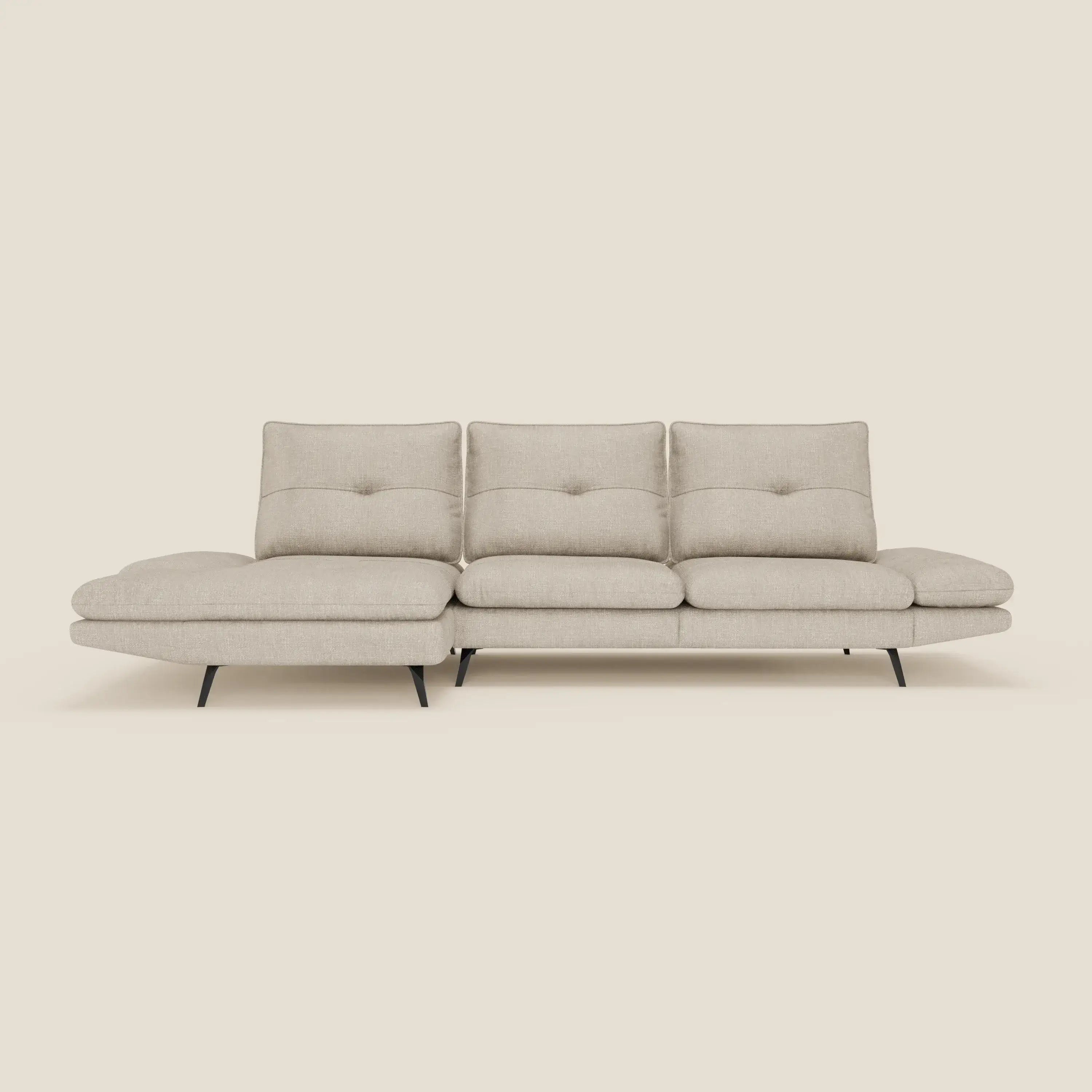 Il divano Ardex Divano con penisola di Divani.Store è caratterizzato da un tessuto impermeabile panna chiaro T06, tre sedute, poggiatesta e braccioli regolabili e una chaise longue sinistra. Il suo design moderno comprende cuscini dello schienale con inserti e gambe angolari nere.