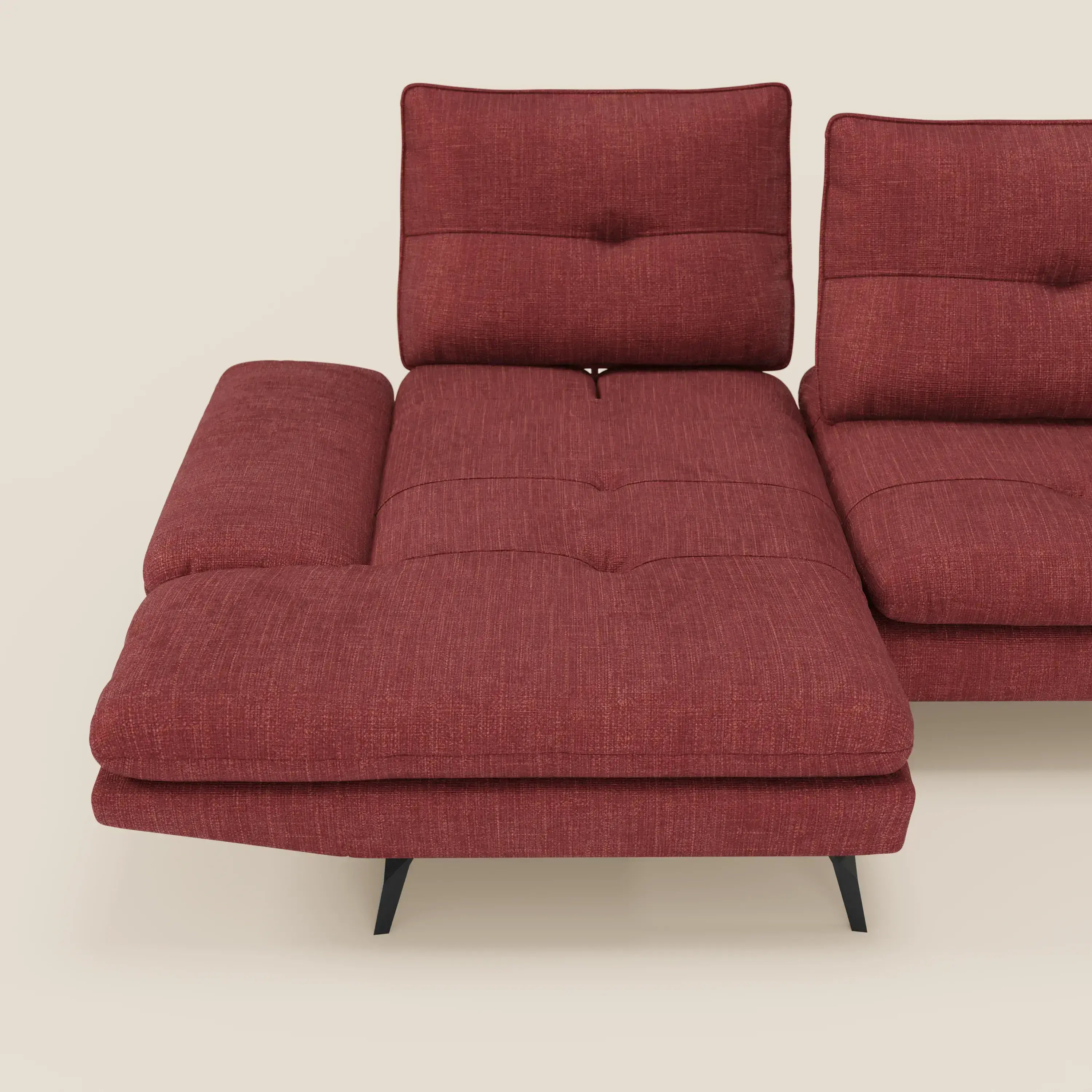 Il Divano con penisola Ardex di Divani.Store è caratterizzato da schienali traslanti, braccioli regolabili ed elegante tessuto impermeabile T06 rosso, con sottili gambe nere, su sfondo beige.