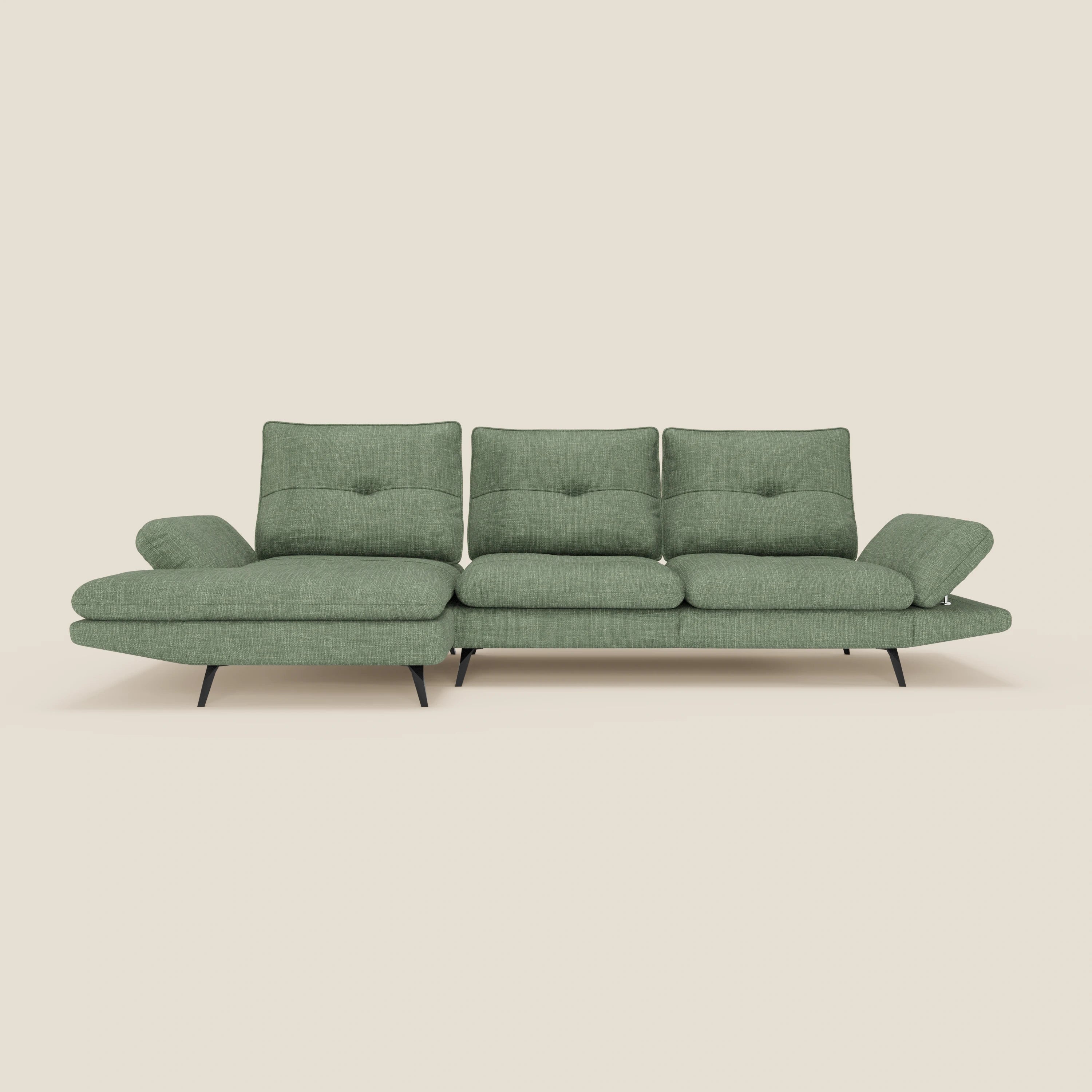 Il divano con penisola Ardex di Divani.Store è caratterizzato da tessuto impermeabile verde, schienali traslanti, braccioli regolabili, tre sedute imbottite, chaise longue sinistra e gambe angolari nere, il tutto su uno sfondo beige chiaro.