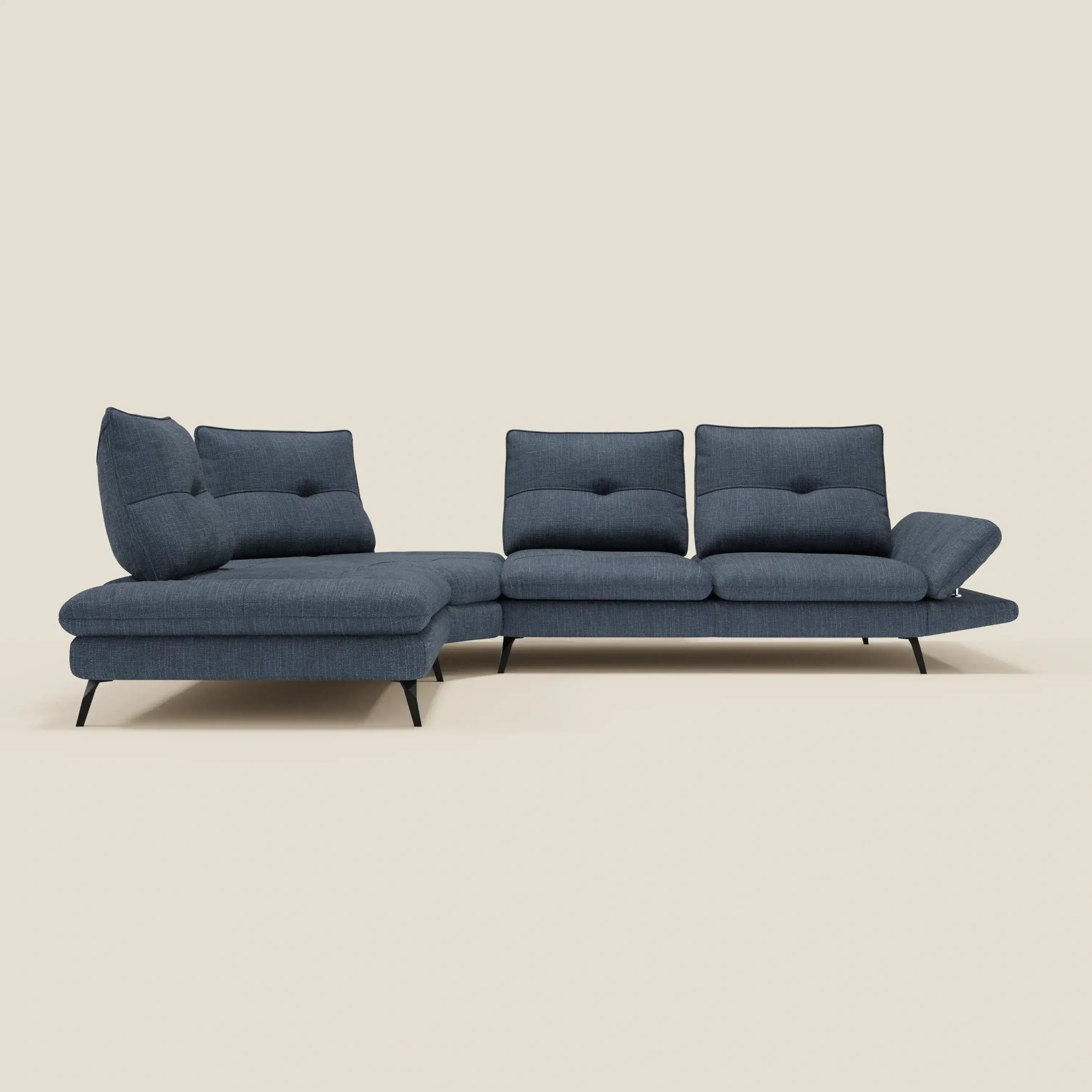 Ardex Divano Angolare di Divani.Store è caratterizzato da un elegante tessuto impermeabile blu T06, da schienali regolabili e da un bracciolo inclinabile. Il suo design moderno comprende sottili gambe nere e una chaise lounge sul lato sinistro, su uno sfondo semplice color crema.