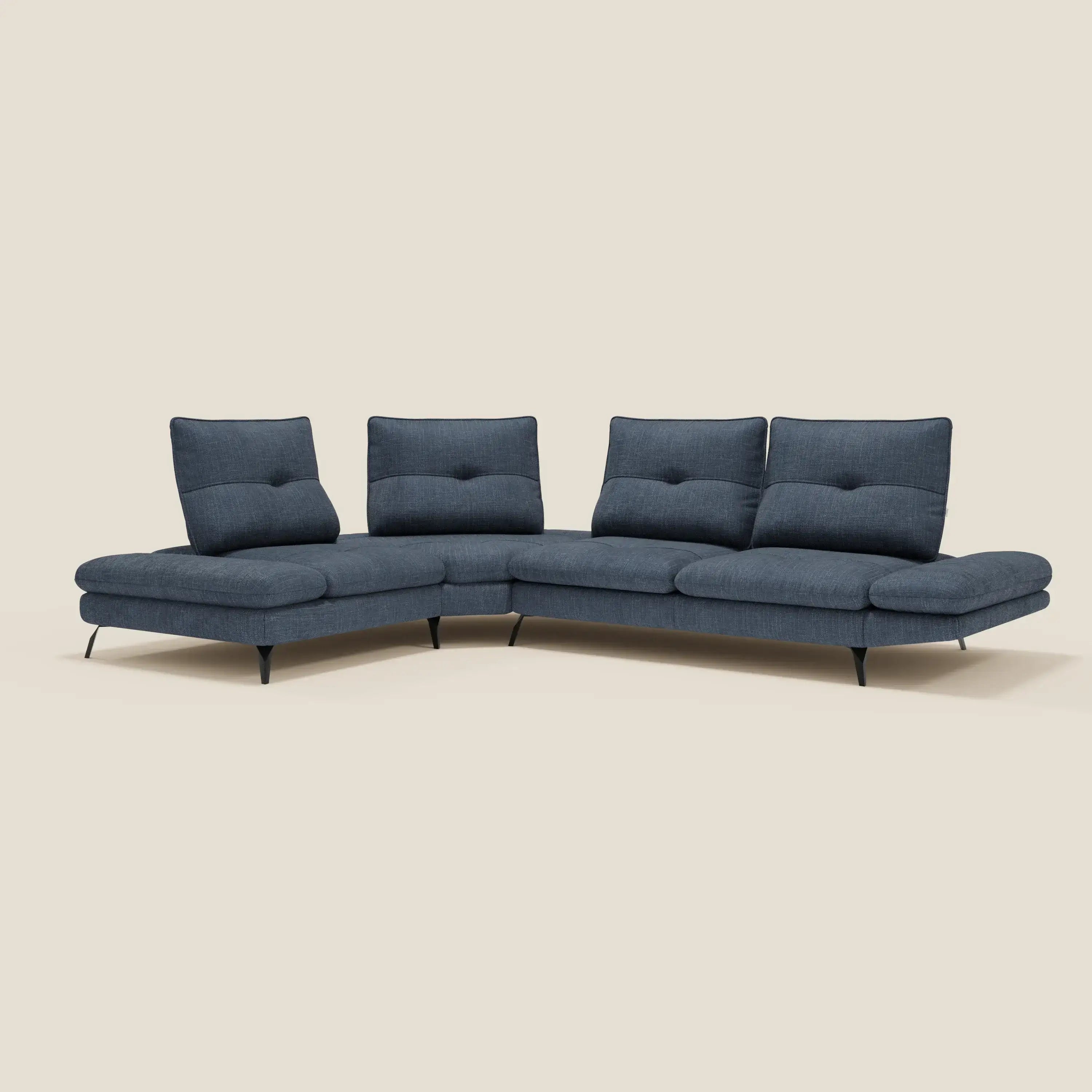 L'Ardex Divano Angolare di Divani.Store è caratterizzato da ampi cuscini di seduta, quattro schienali trapuntati con supporto scorrevole e braccioli regolabili, il tutto in un elegante tessuto impermeabile blu T06 e gambe affusolate nere, su uno sfondo beige semplice.