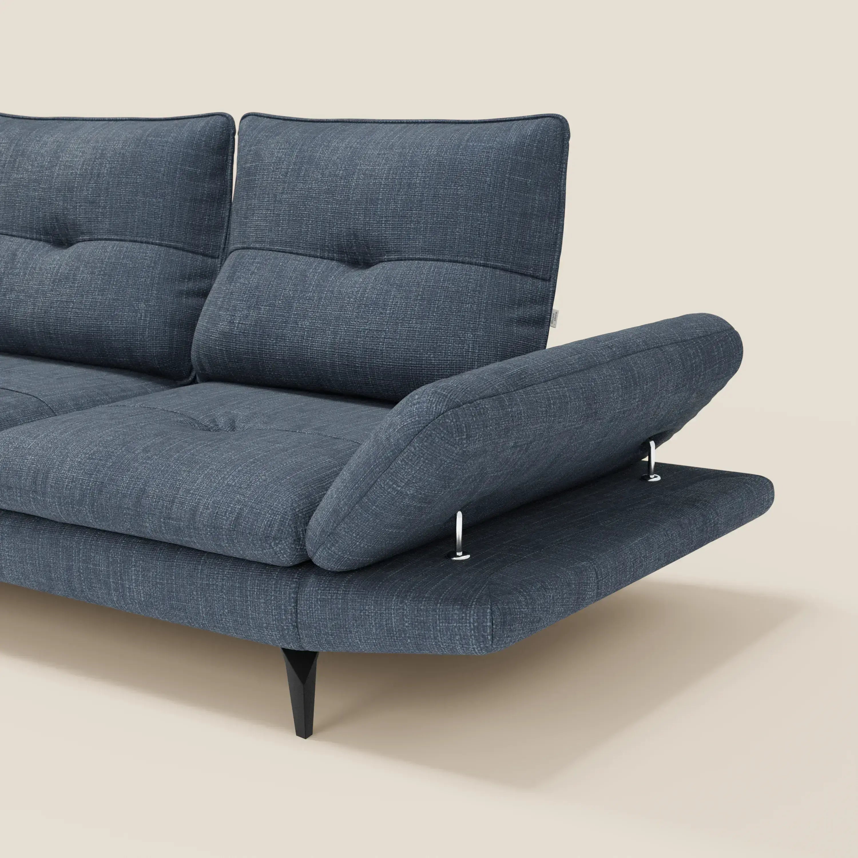 L'Ardex Divano Angolare di Divani.Store, presentato in tessuto impermeabile blu T06 con schienali e braccioli regolabili, è caratterizzato da eleganti gambe affusolate nere su uno sfondo beige chiaro.