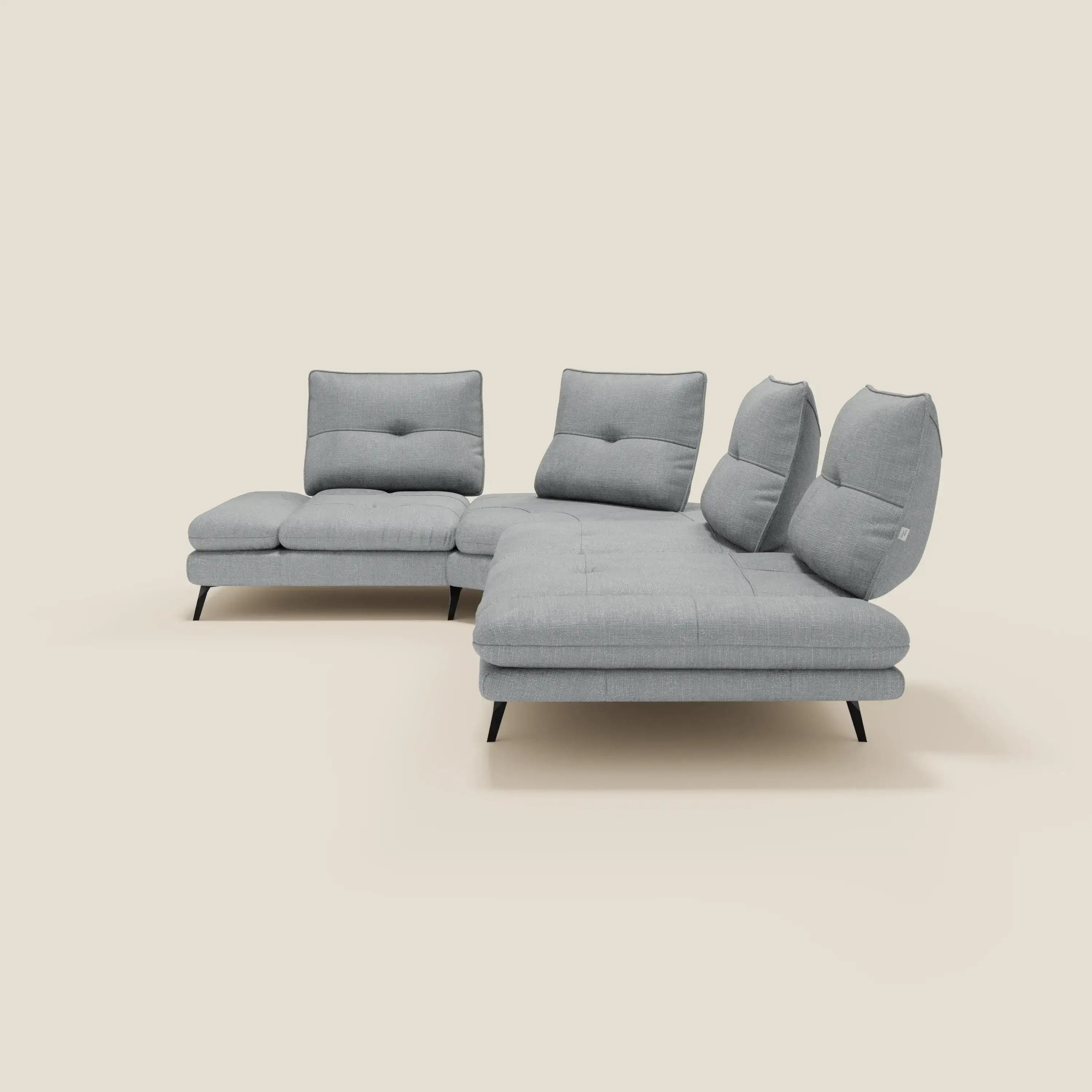 L'Ardex Divano Angolare di Divani.Store, in tessuto impermeabile T06 ghiaccio, è caratterizzato da schienali traslanti, chaise longue sinistra, bracciolo regolabile e design minimalista con gambe corte nere su sfondo crema.