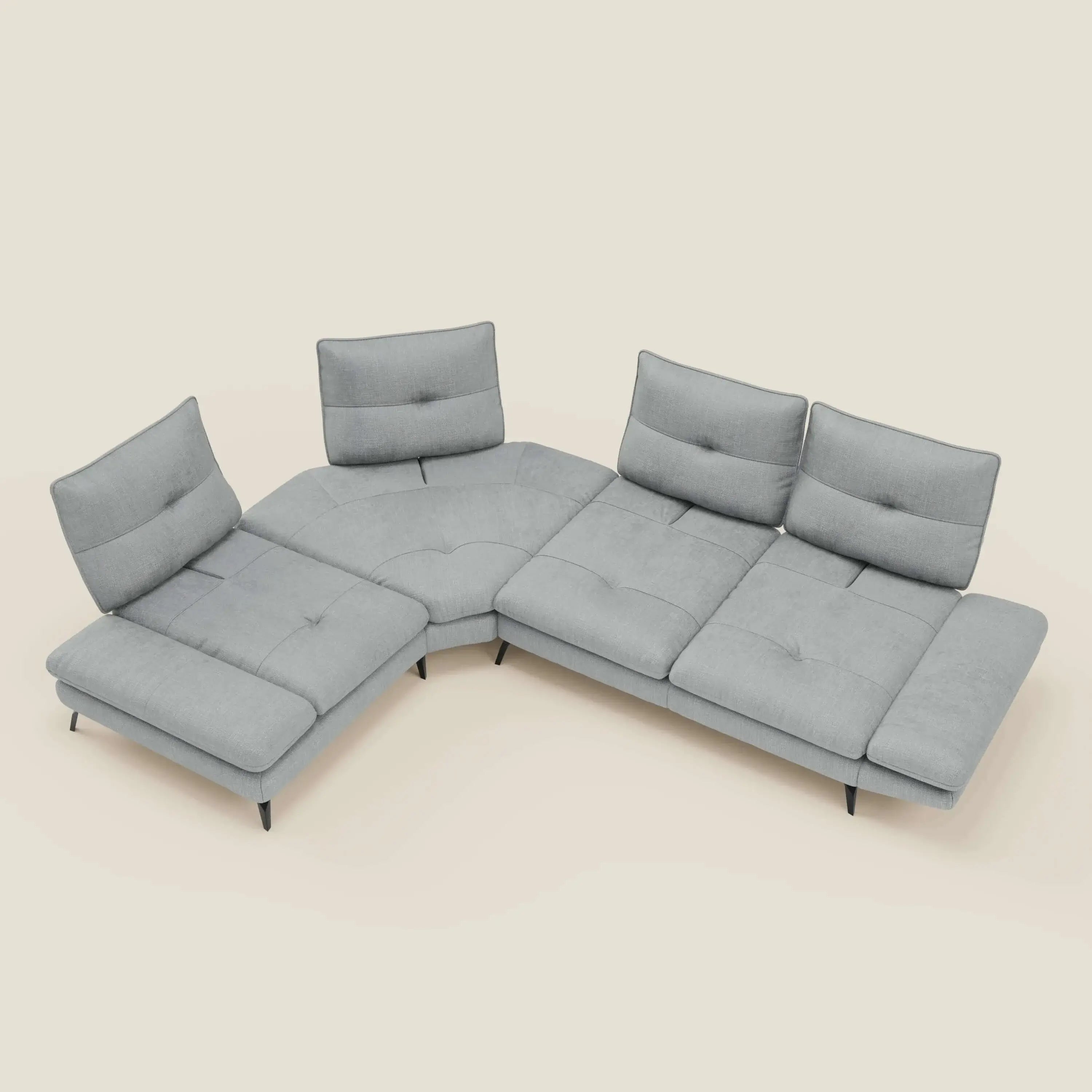 Ardex Divano Angolare - schienali traslanti e bracciolo regolabile in elegante tessuto impermeabile T06 ghiaccio