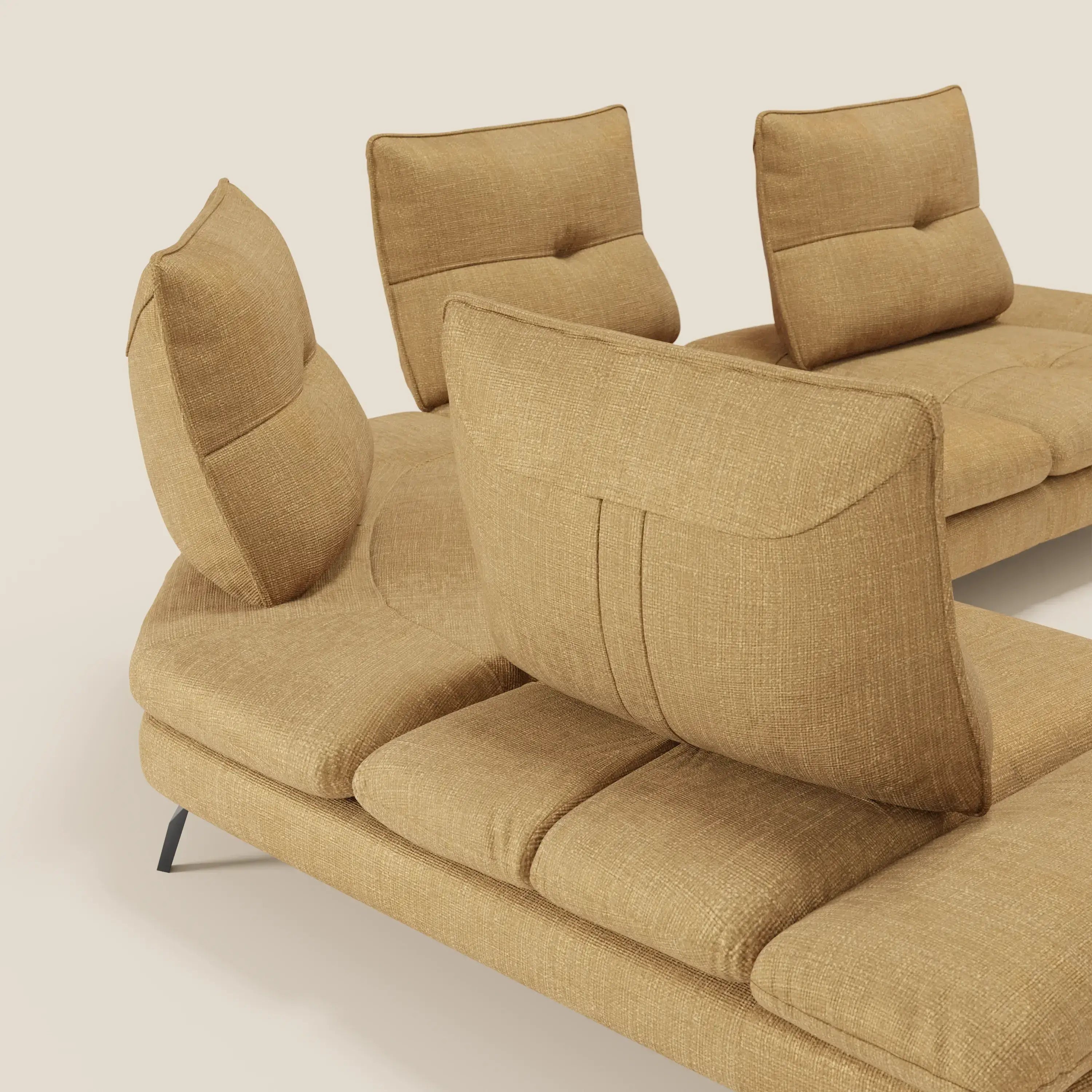 Ardex Divano Angolare di Divani.Store è un moderno divano angolare giallo senape in elegante tessuto impermeabile T06, con design modulare, schienali traslanti regolabili, schienali reclinabili, cuscini trapuntati e un look curvo contemporaneo.