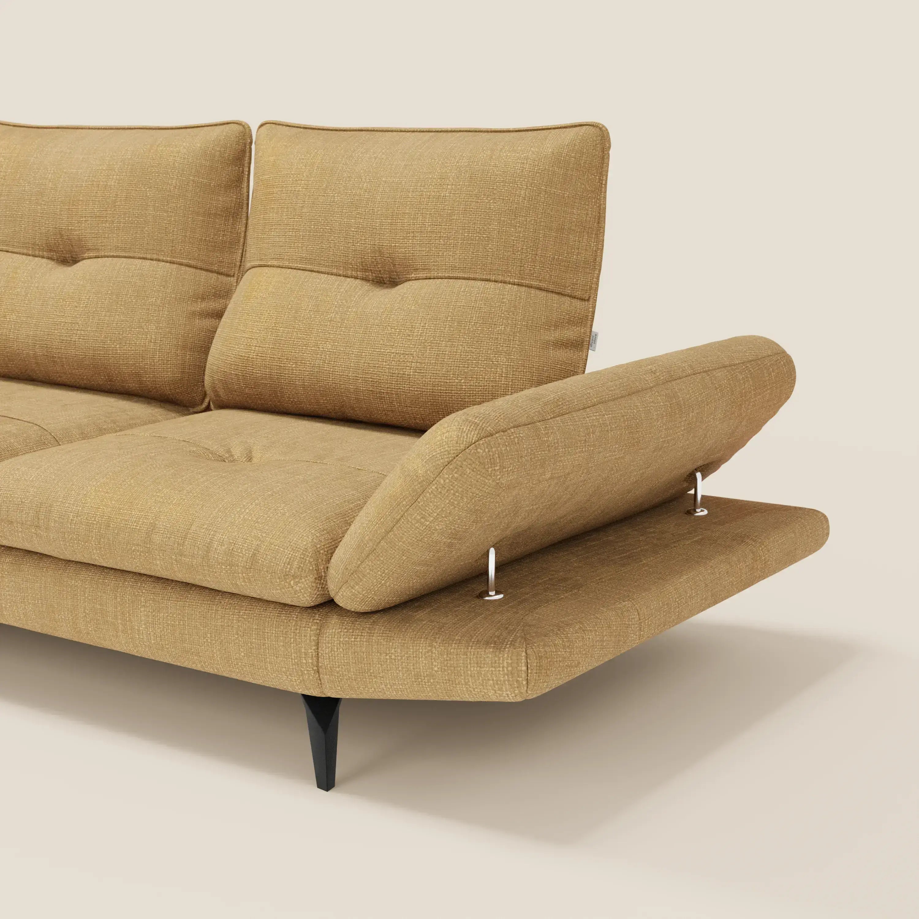 Primo piano di Ardex Divano Angolare di Divani.Store in tessuto impermeabile T06 giallo senape, con schienale scorrevole, bracciolo regolabile rialzato su cerniere metalliche, gambe angolari nere, su sfondo beige tinta unita.