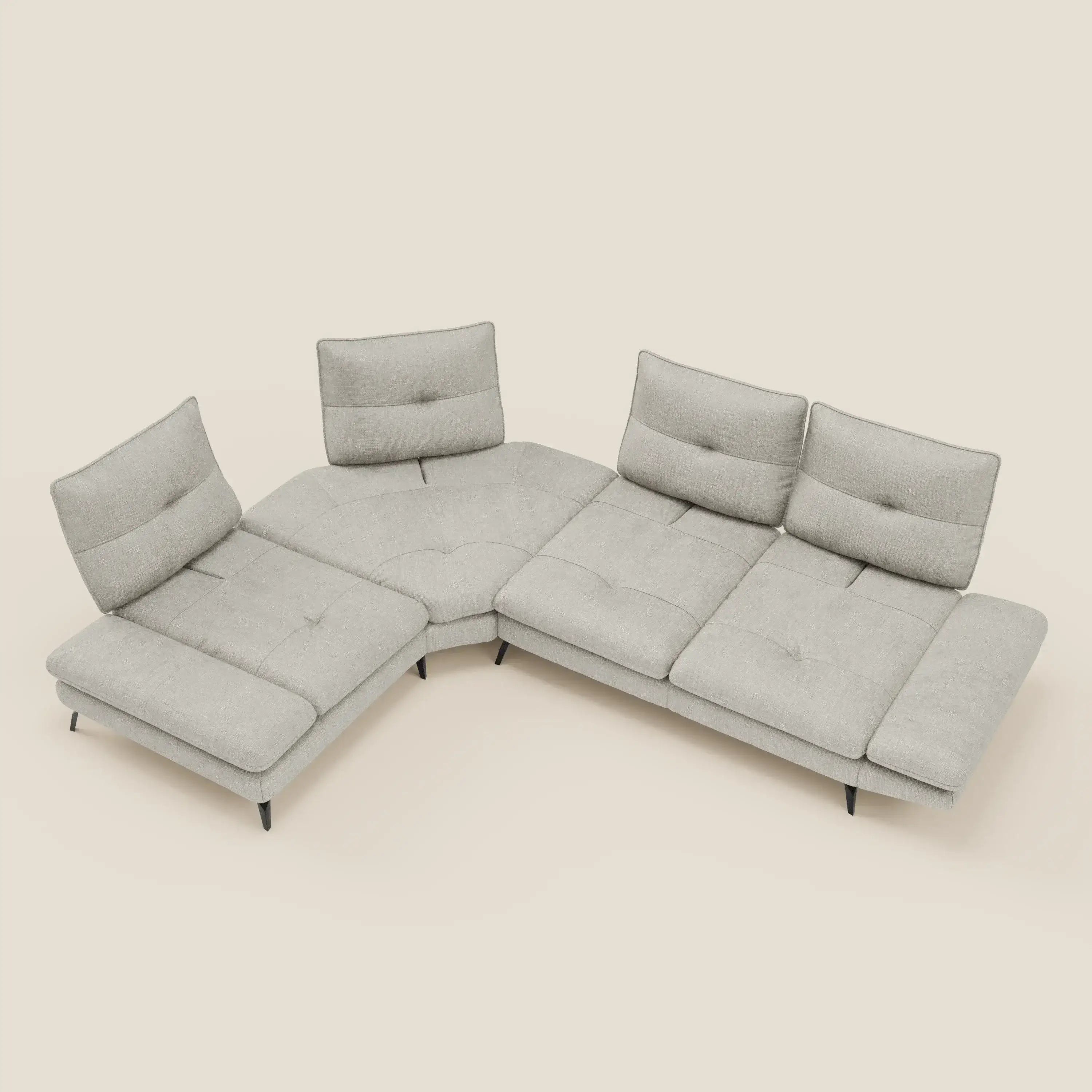 Ardex Divano Angolare - schienali traslanti e bracciolo regolabile in elegante tessuto impermeabile T06 grigio chiaro