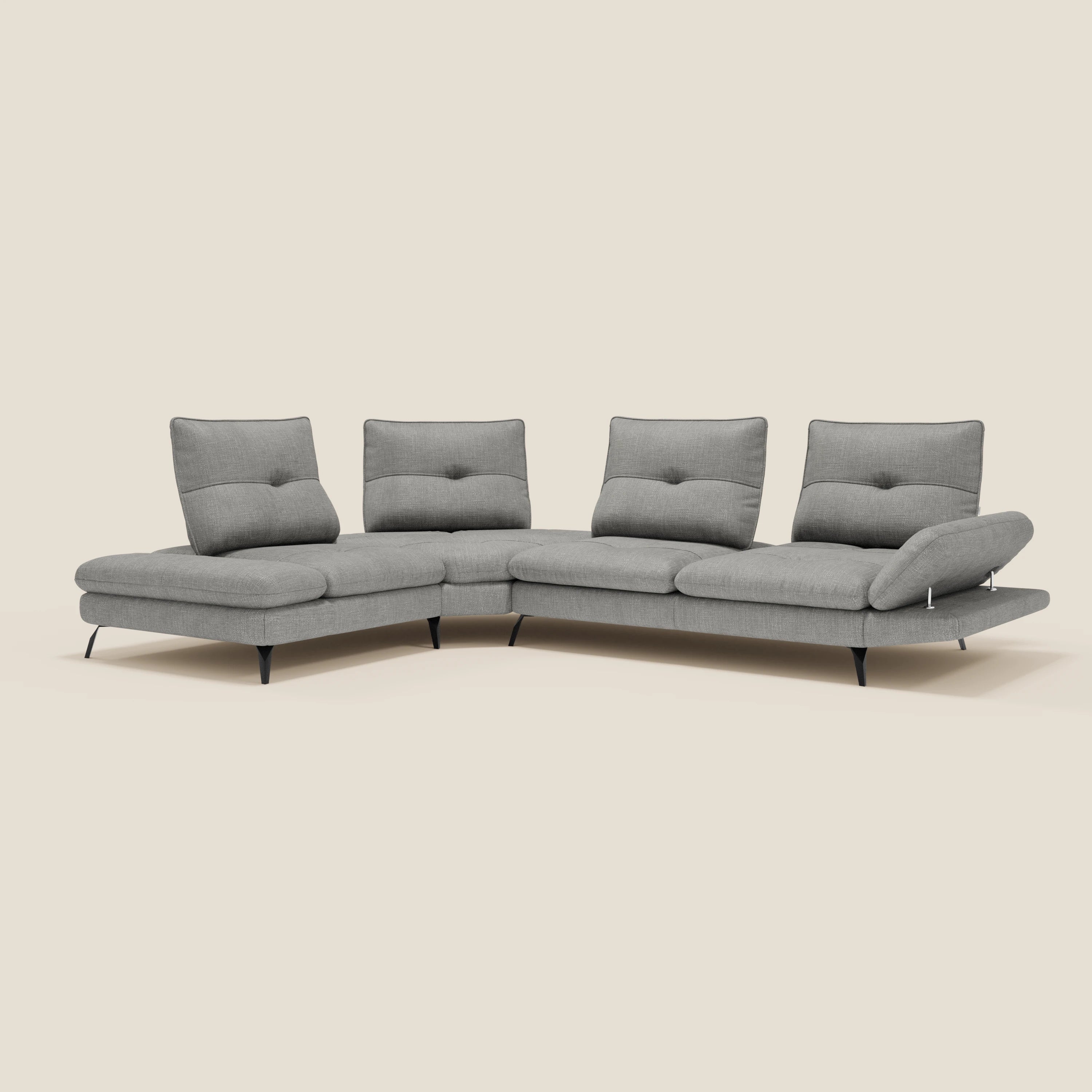 Ardex Divano Angolare di Divani.Store è caratterizzato da quattro cuscini di schienale, ampie sedute, gambe angolari in metallo, braccioli bassi regolabili ed elegante tessuto impermeabile grigio T06. Presentato su uno sfondo beige chiaro per un look pulito e moderno.