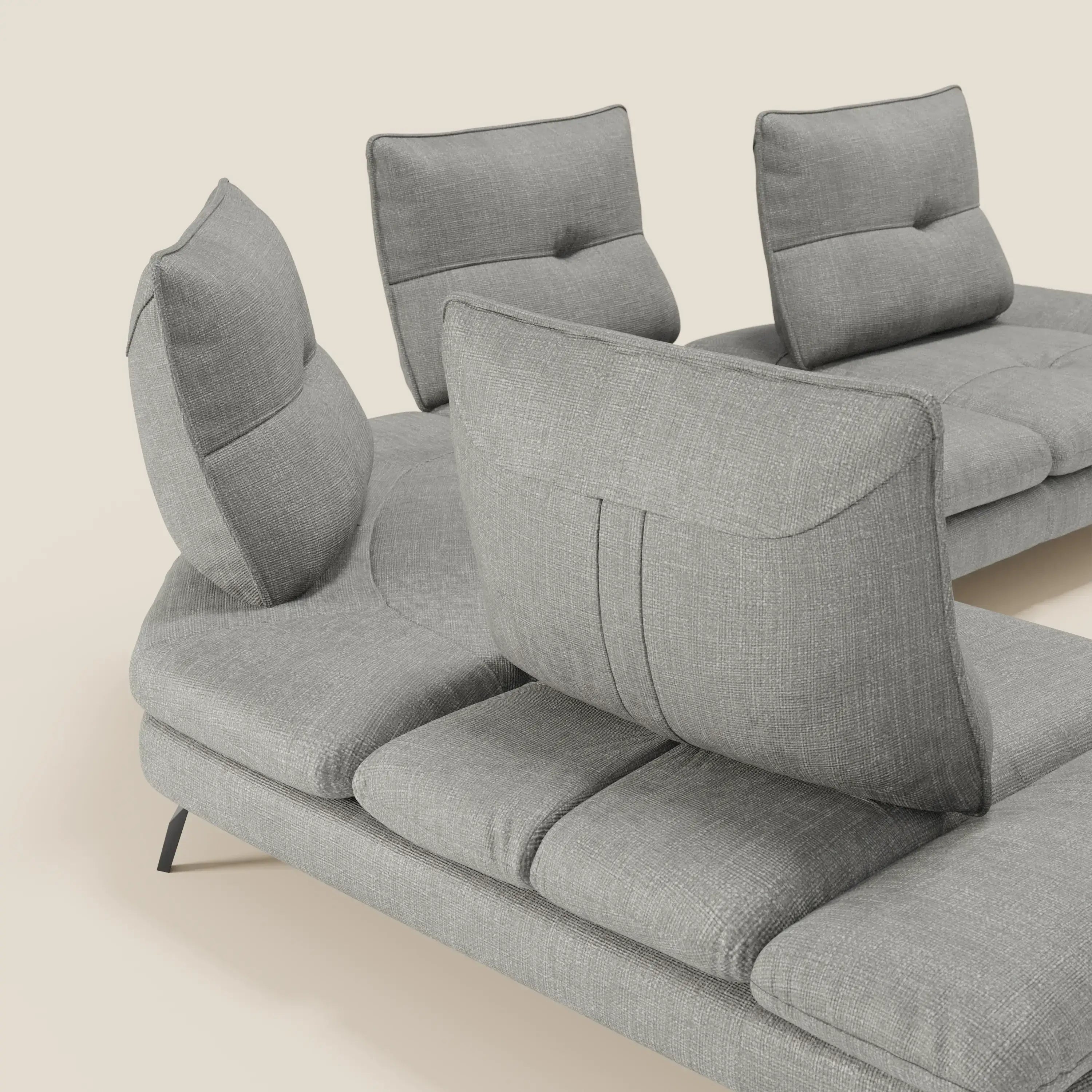 Ardex Divano Angolare di Divani.Store è caratterizzato da poggiatesta regolabili e bracciolo ergonomico in elegante tessuto impermeabile grigio T06. Le linee eleganti, i cuscini trapuntati e le cuciture a vista ne evidenziano il design contemporaneo.