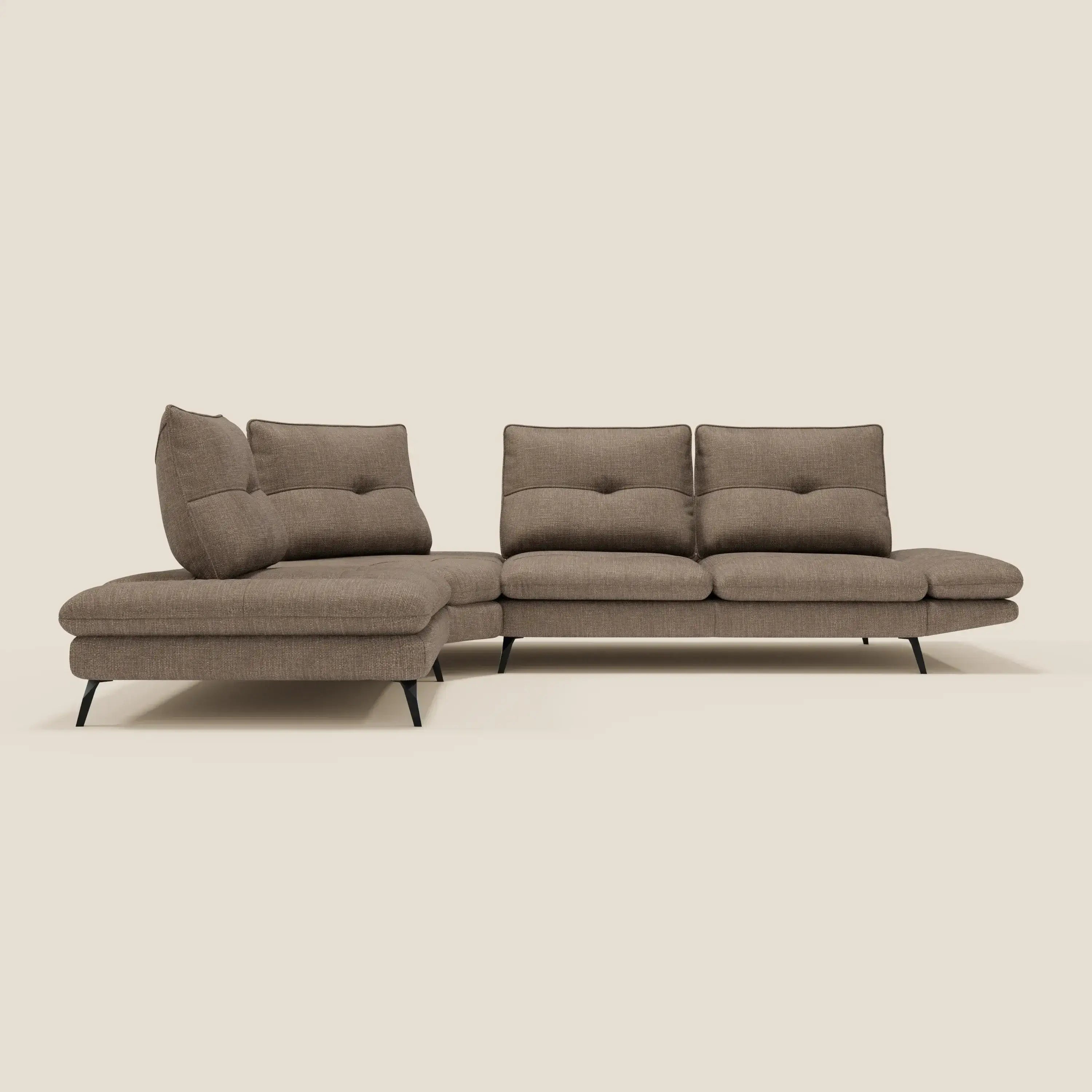 Ardex Divano Angolare di Divani.Store è un divano a L in tessuto marrone (T06), con tre sedute, schienali traslanti, bracciolo regolabile, chaise lounge sinistra annessa e sottili gambe in metallo nero su sfondo beige.