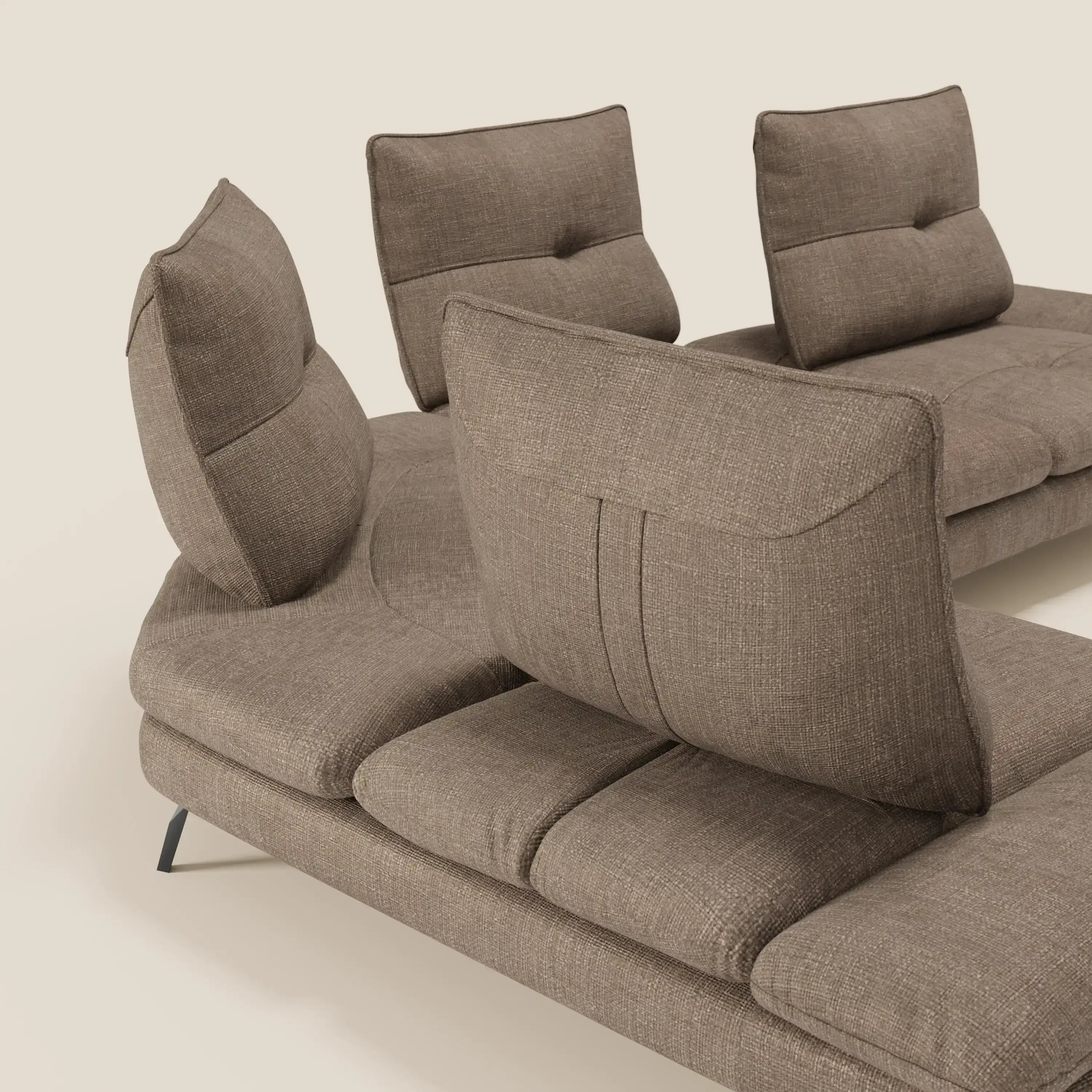 L'Ardex Divano Angolare di Divani.Store è caratterizzato da schienali traslanti, bracciolo regolabile ed elegante tessuto impermeabile T06 marrone con impunture, ampi cuscini bassi e sottili gambe in metallo su uno sfondo chiaro.