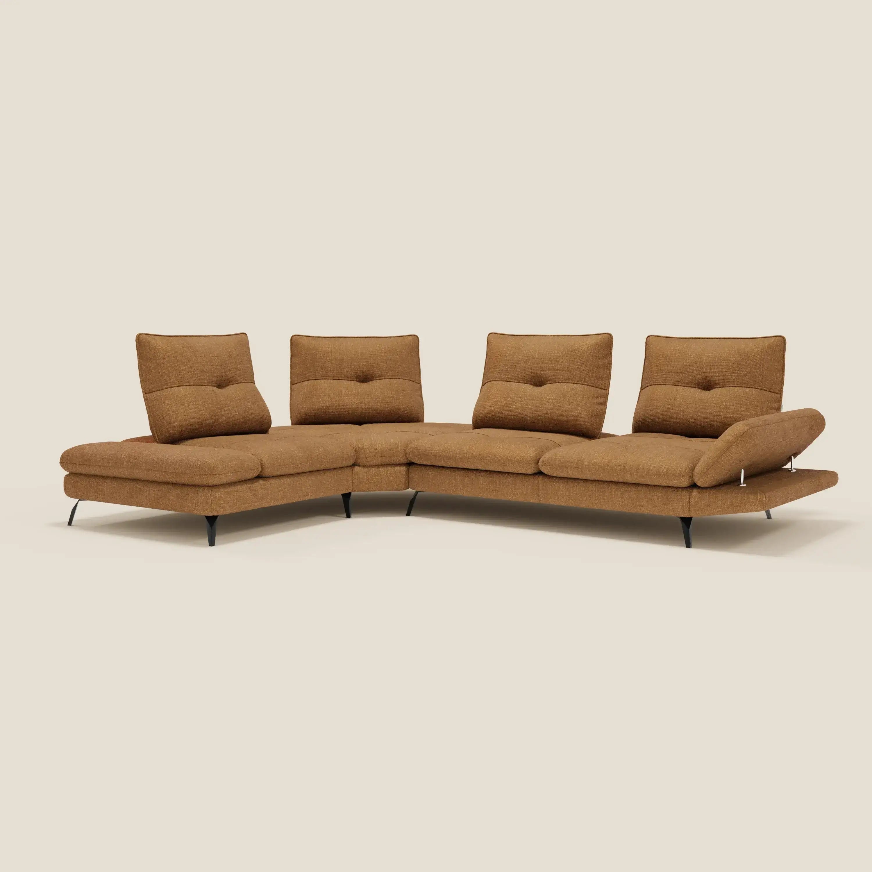 Ardex Divano Angolare di Divani.Store è dotato di quattro schienali scorrevoli e di un bracciolo mobile, rivestiti in elegante tessuto impermeabile T06 ocra con sottili gambe in metallo nero per un look elegante e contemporaneo.