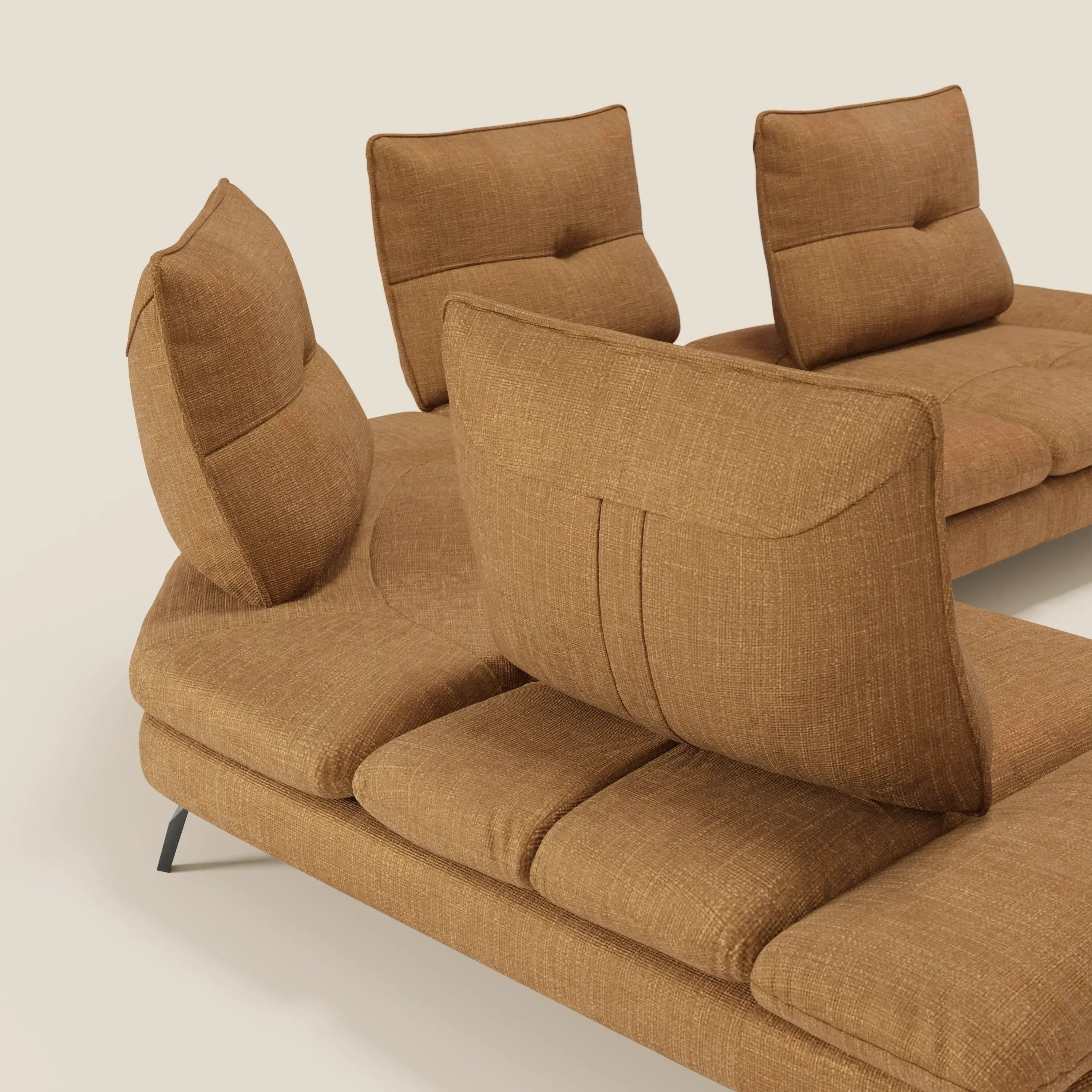 Ardex Divano Angolare di Divani.Store è caratterizzato da schienali regolabili e braccioli mobili in elegante tessuto impermeabile T06 ocra, presentato su uno sfondo bianco sporco che ne evidenzia la versatilità contemporanea e modulare.