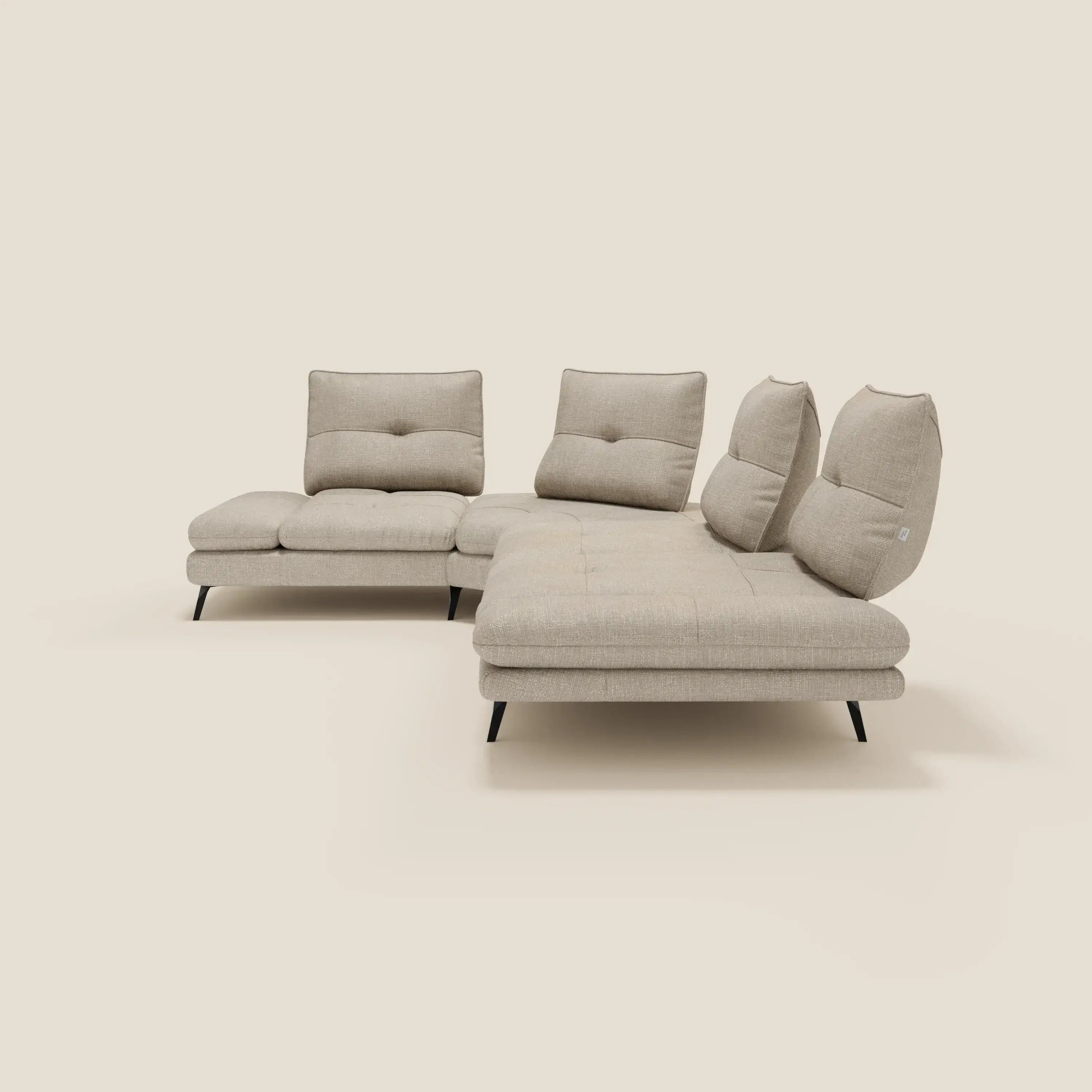 Ardex Divano Angolare di Divani.Store è caratterizzato da schienali traslanti, bracciolo regolabile ed elegante tessuto impermeabile T06 panna, presentato con gambe angolari nere su sfondo bianco sporco per uno stile minimalista e contemporaneo.