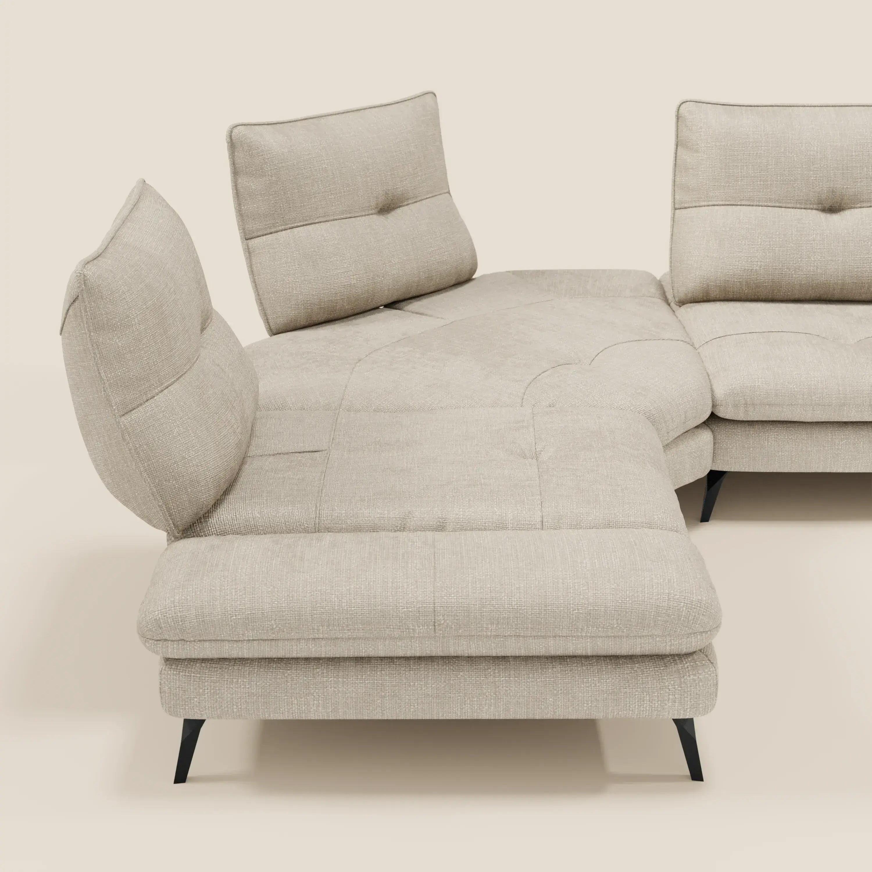 Ardex Divano Angolare di Divani.Store, caratterizzato da schienali traslanti, bracciolo regolabile ed elegante tessuto impermeabile T06 panna, vanta un'originale forma a zig zag con gambe angolari nere su uno sfondo crema chiaro.