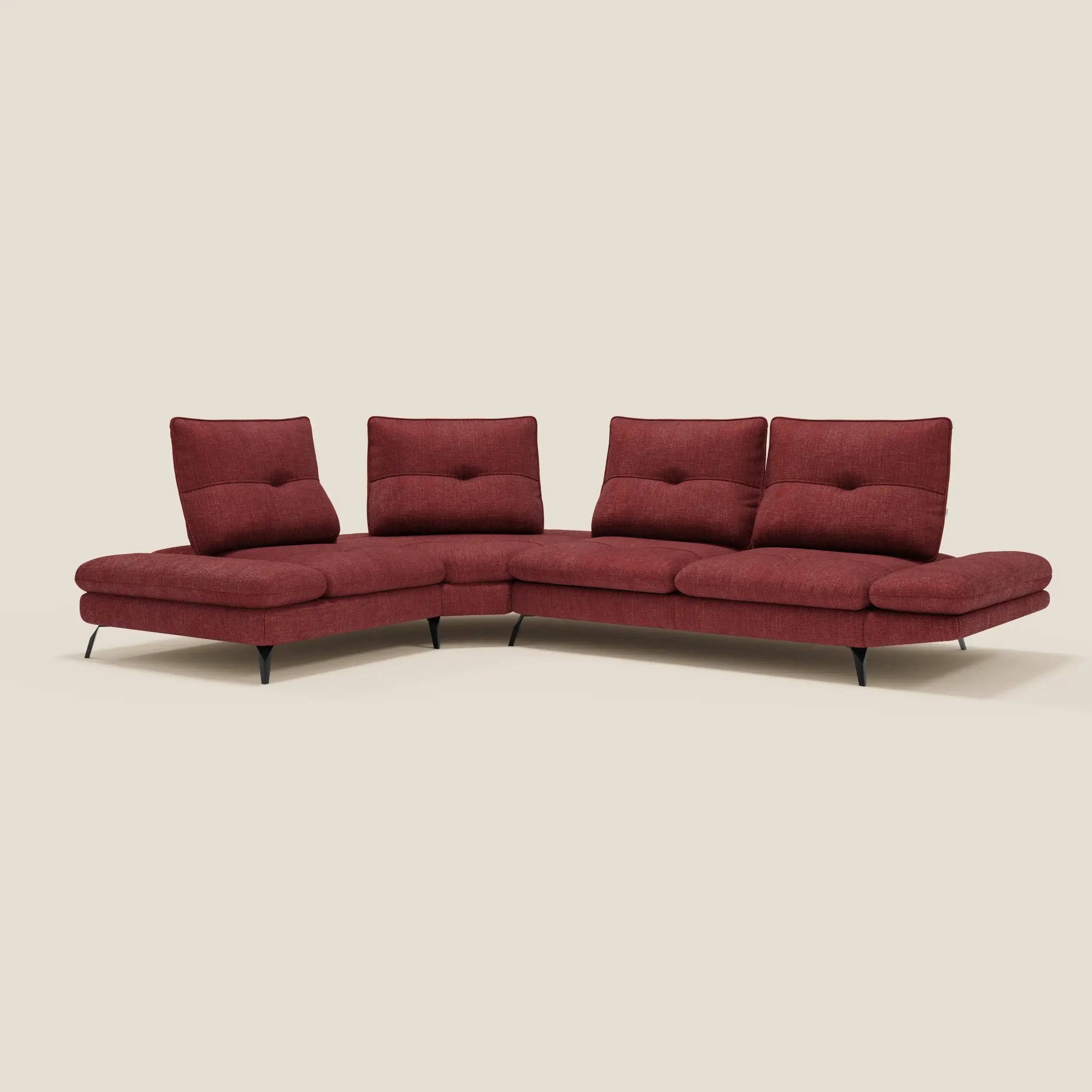 L'Ardex Divano Angolare di Divani.Store è caratterizzato da schienali traslanti, da un bracciolo regolabile e da un elegante tessuto impermeabile rosso T06 dal design minimalista, su uno sfondo beige semplice.