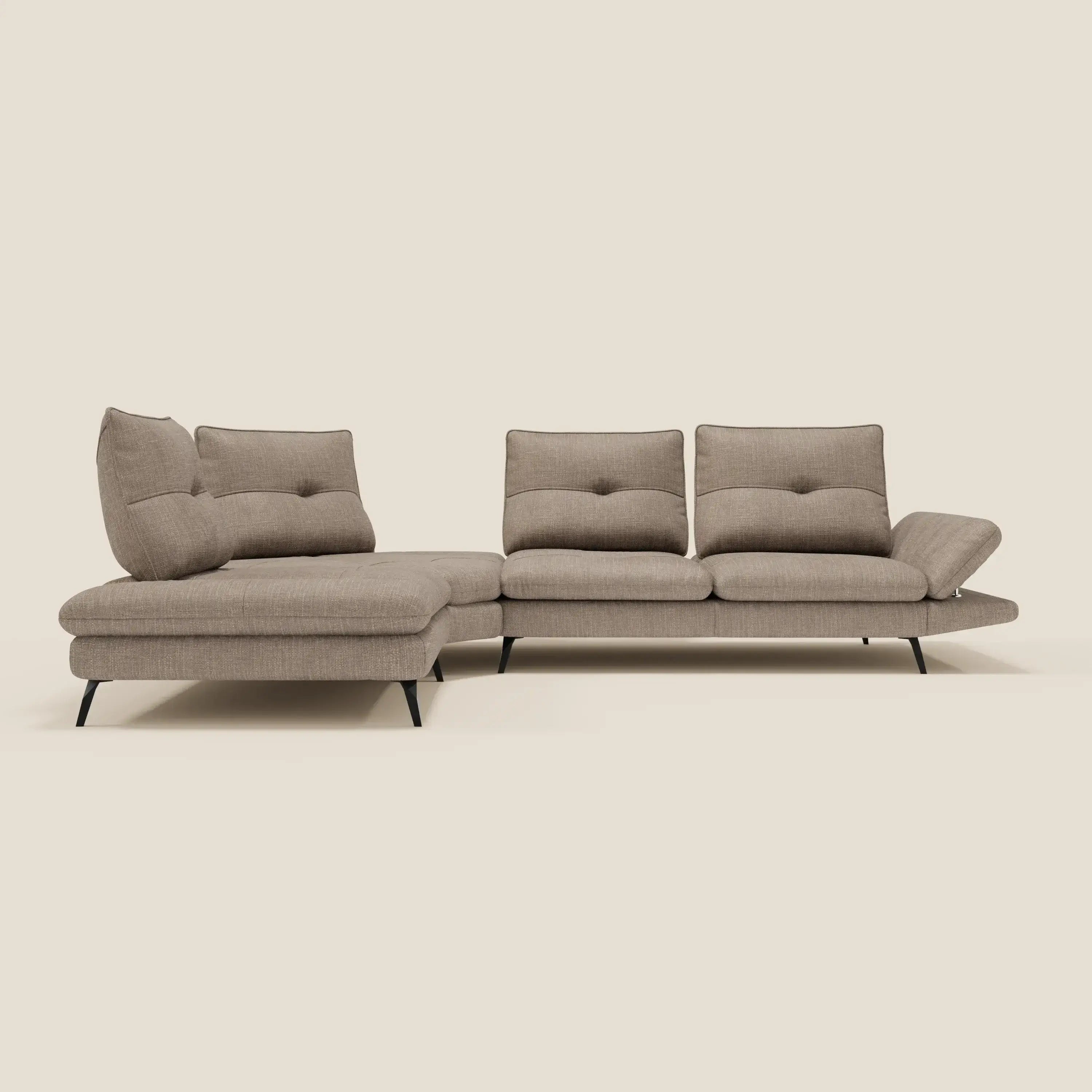 L'Ardex Divano Angolare di Divani.Store è caratterizzato da un design a L, con schienali e braccioli regolabili, in tessuto tortora impermeabile T06 e sottili gambe nere, su sfondo panna.