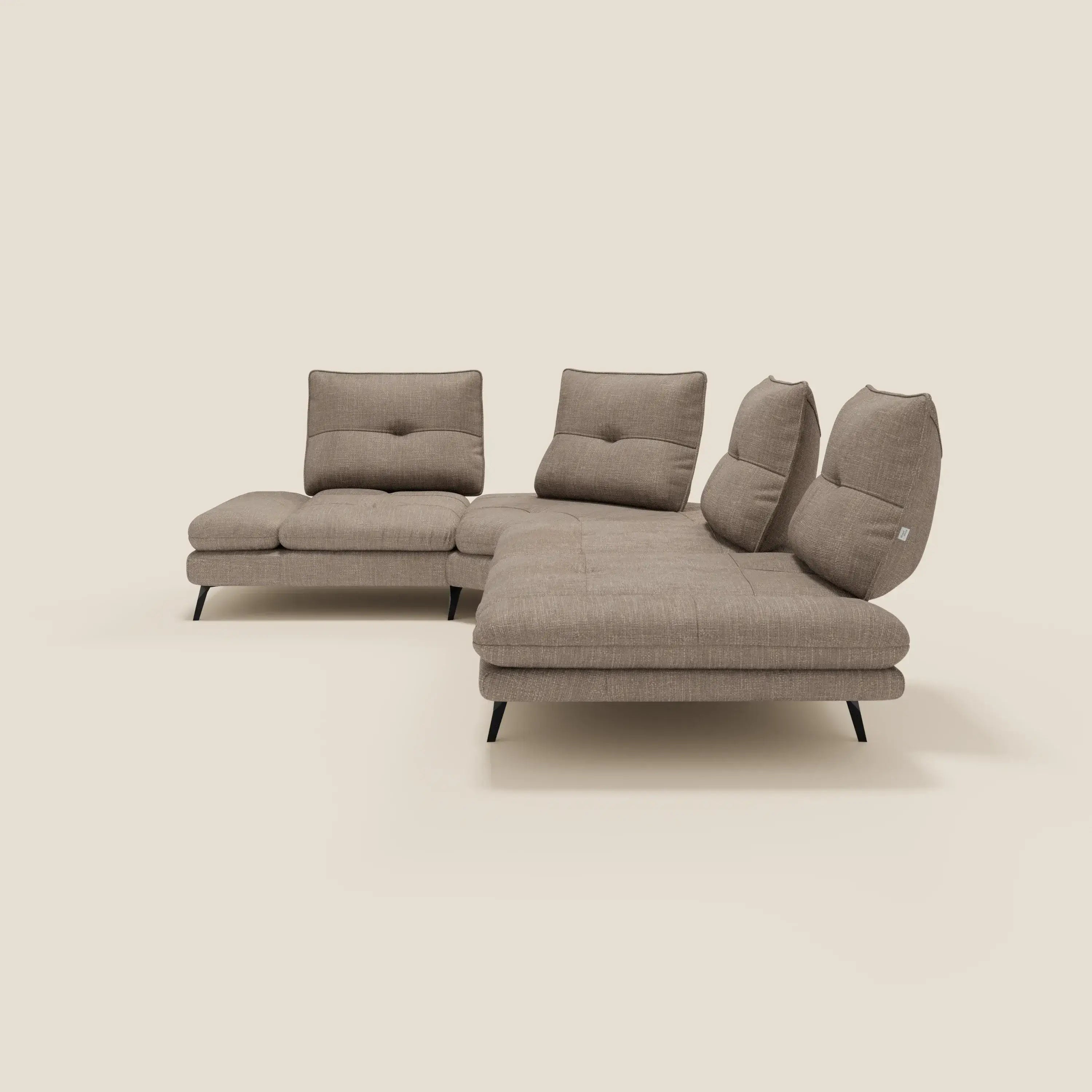 Ardex Divano Angolare di Divani.Store è caratterizzato da tre schienali scorrevoli, un bracciolo regolabile e un'ampia seduta in un elegante tessuto impermeabile T06 tortora, un divano moderno a forma di L con sottili gambe nere su sfondo crema.