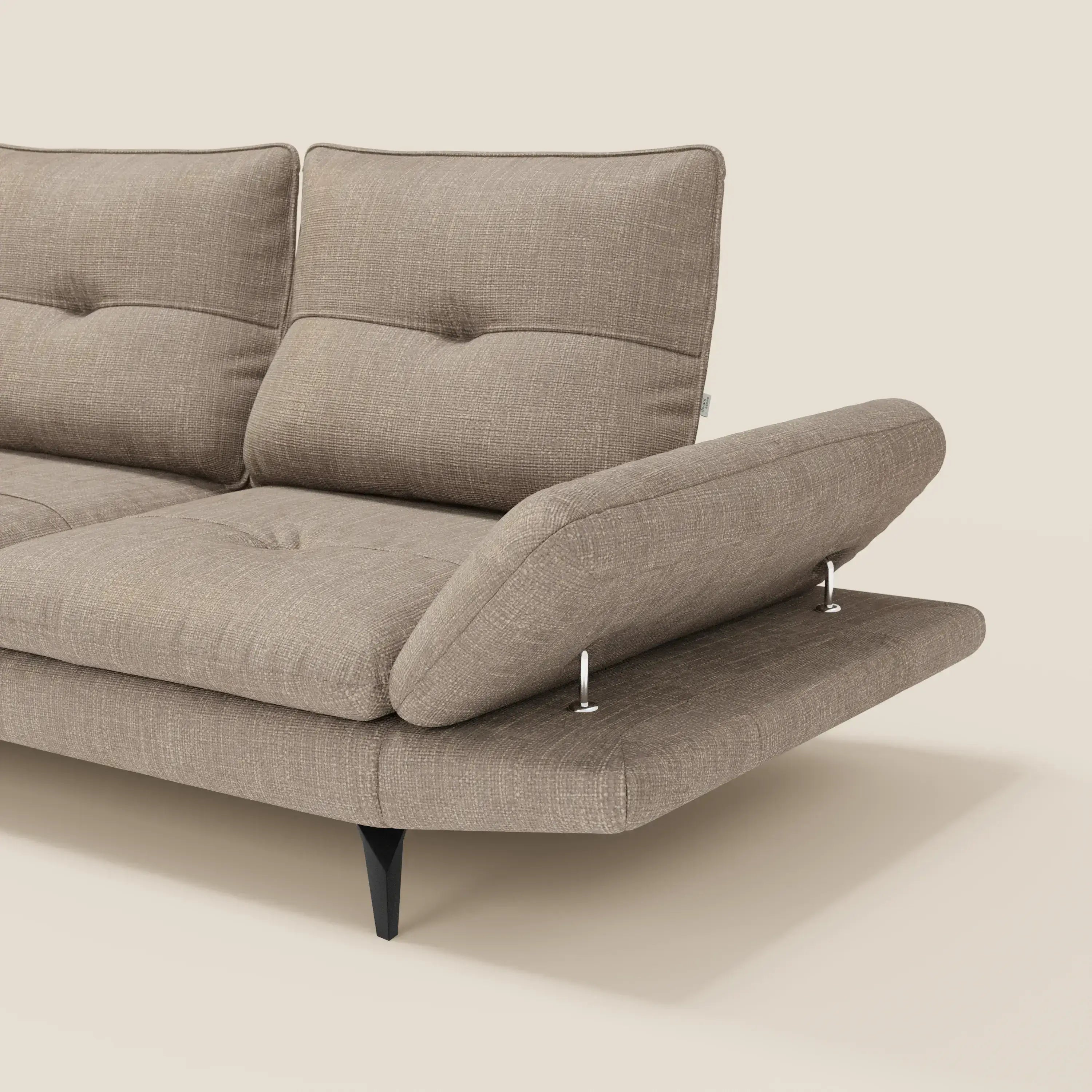 Ardex Divano Angolare di Divani.Store è caratterizzato da un bracciolo regolabile e da schienali scorrevoli in elegante tessuto tortora T06 impermeabile. Presentato con bracciolo destro rialzato su staffe metalliche, gambe angolari nere e parzialmente visibile su sfondo chiaro.