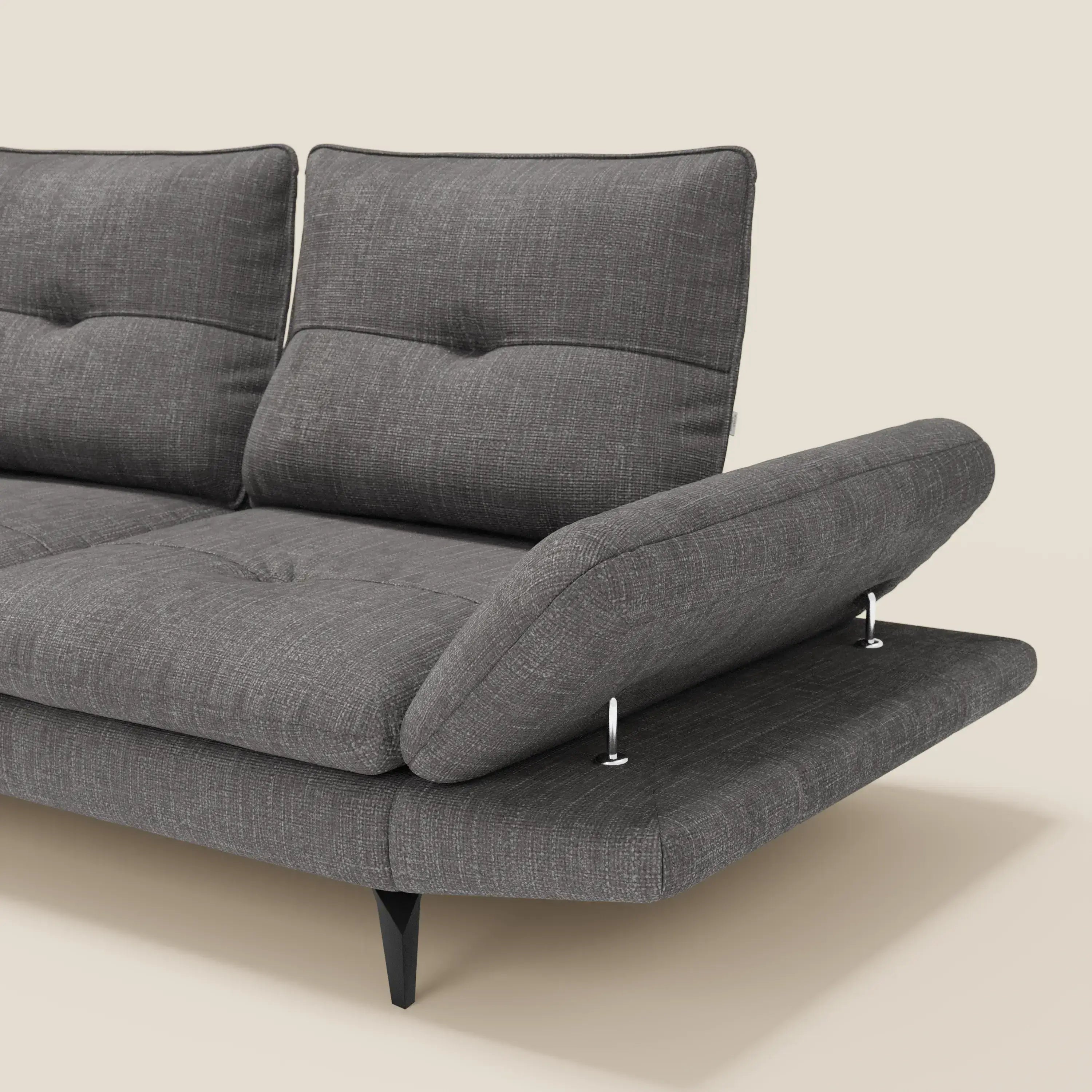 Ardex Divano 3 posti di Divani.Store è caratterizzato da schienali traslanti e braccioli regolabili in morbido tessuto impermeabile T06 antracite, con sottili gambe nere che ne sottolineano il design elegante su uno sfondo beige.