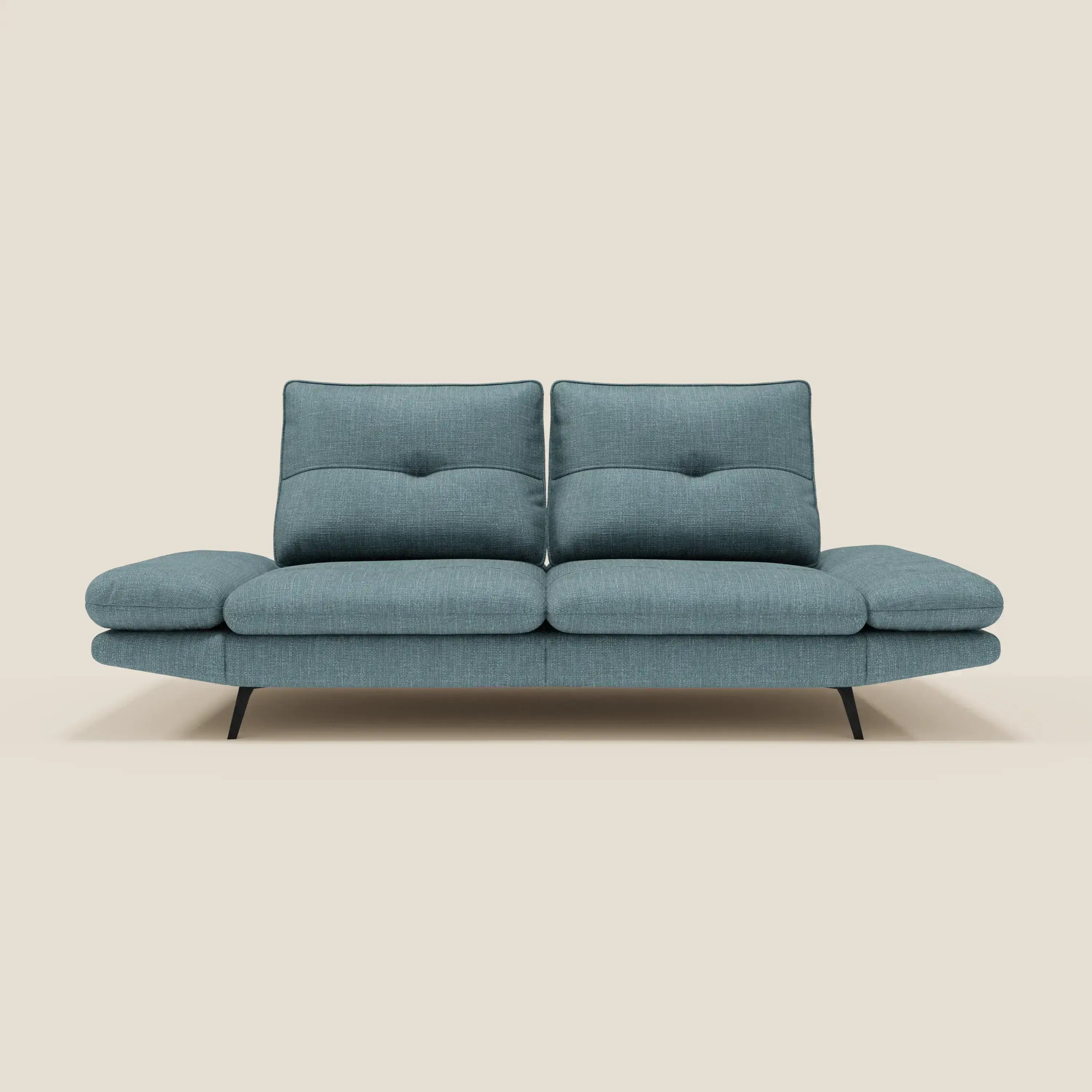 Ardex Divano 3 posti di Divani.Store è caratterizzato da schienali traslanti, braccioli regolabili, due ampi cuscini di seduta e sottili gambe in metallo nero in morbido tessuto impermeabile T06 azzurro, su sfondo beige.