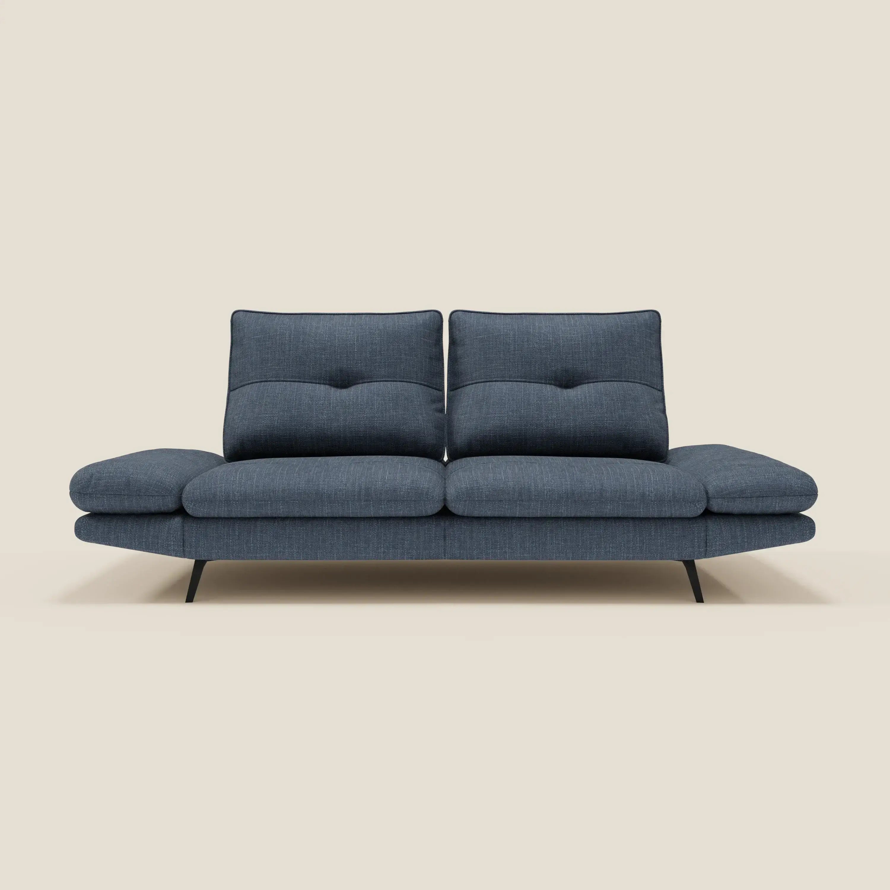 Ardex Divano 3 posti di Divani.Store è caratterizzato da schienali traslanti, braccioli regolabili e cuscini in tessuto impermeabile T06 blu. Le sottili gambe nere aggiungono un tocco di design minimalista su uno sfondo beige.