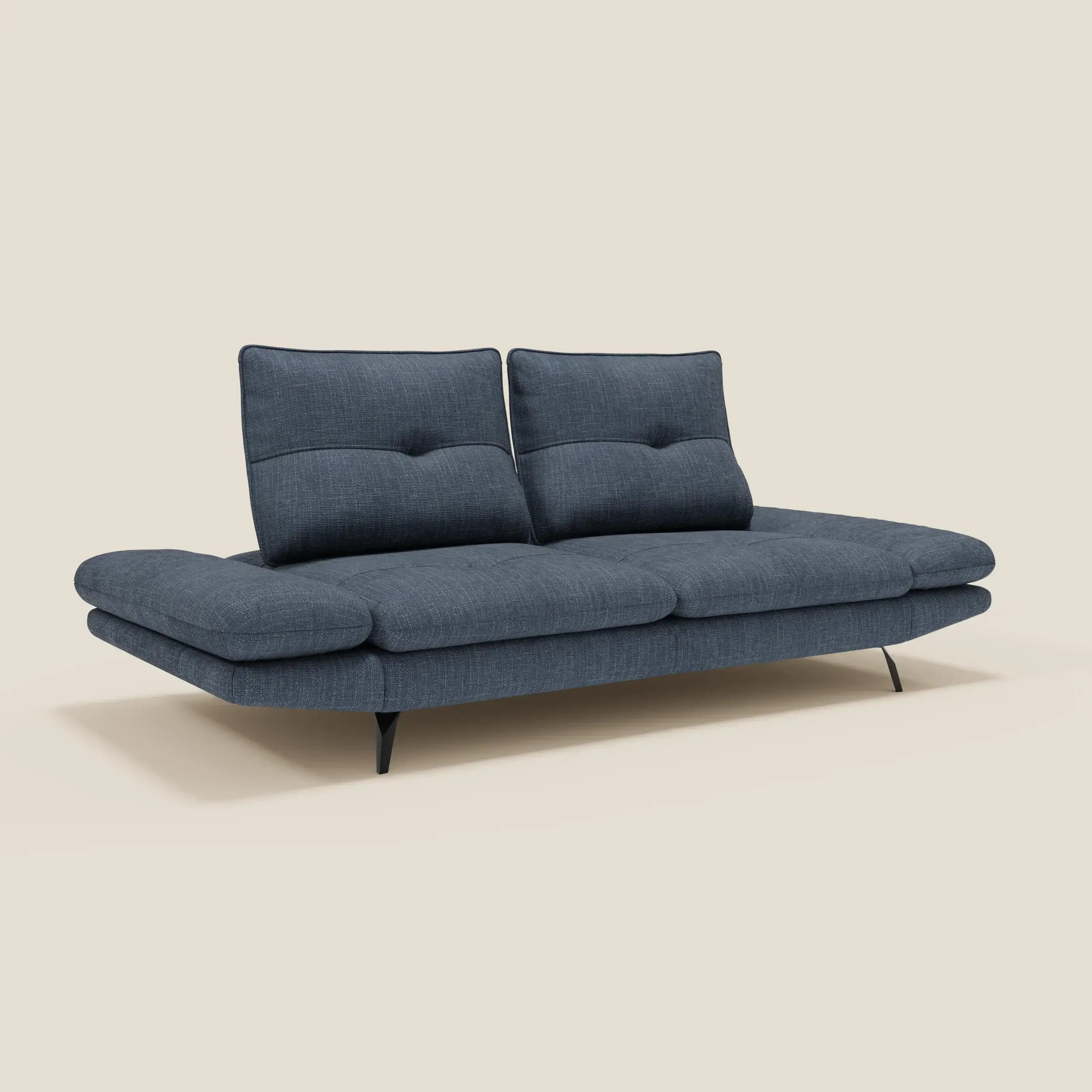 L'Ardex Divano 3 posti di Divani.Store in impermeabile T06 blu presenta schienali traslanti, braccioli regolabili, ampi cuscini e gambe nere sottili. Un design moderno con dettagli morbidi per comfort e stile su sfondo beige.