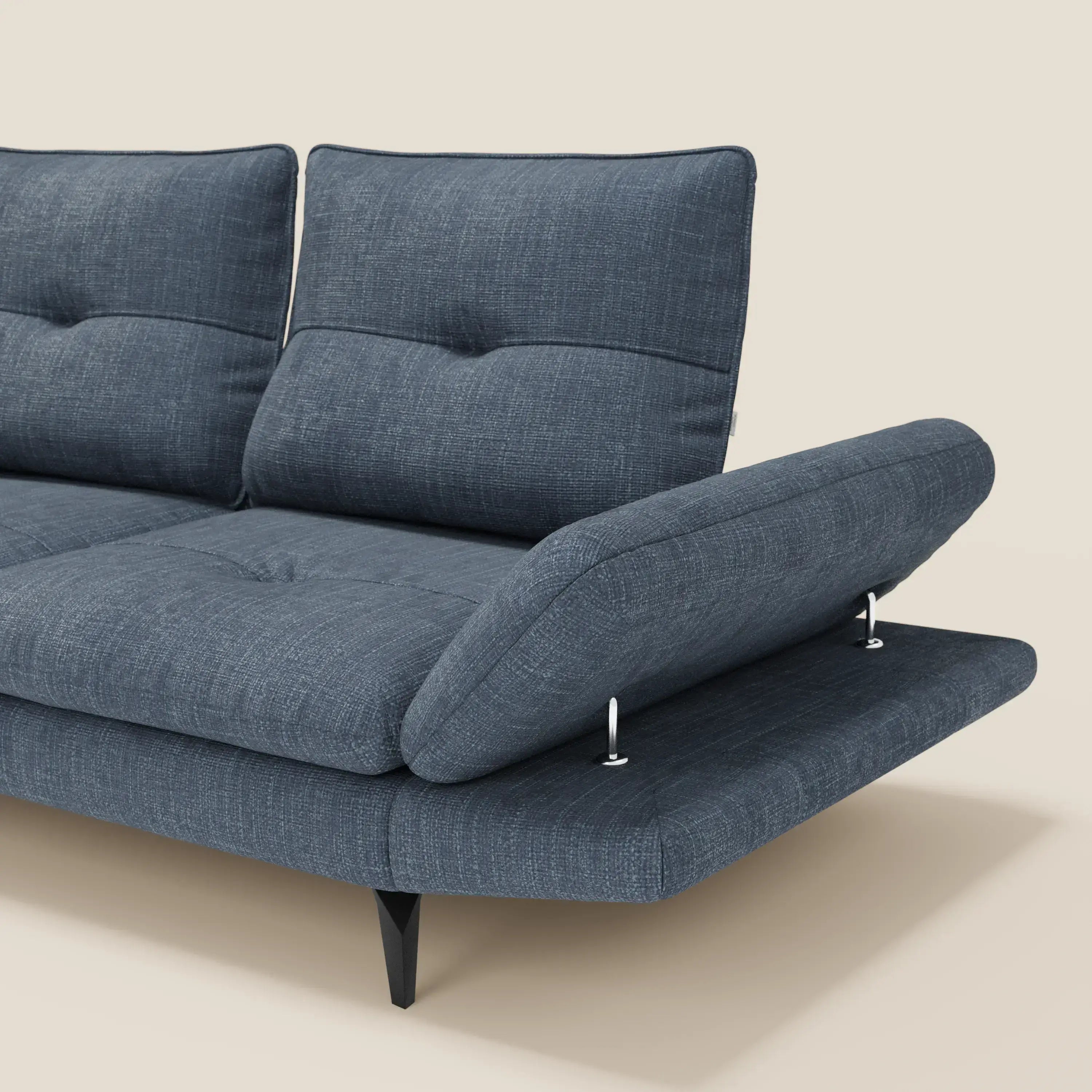 Il divano Ardex Divano 3 posti di Divani.Store è caratterizzato da schienali e braccioli regolabili in morbido tessuto blu T06, resistente all'acqua, e da gambe angolari nere. Il suo design moderno, con cuscini imbottiti, si staglia parzialmente su uno sfondo beige chiaro.