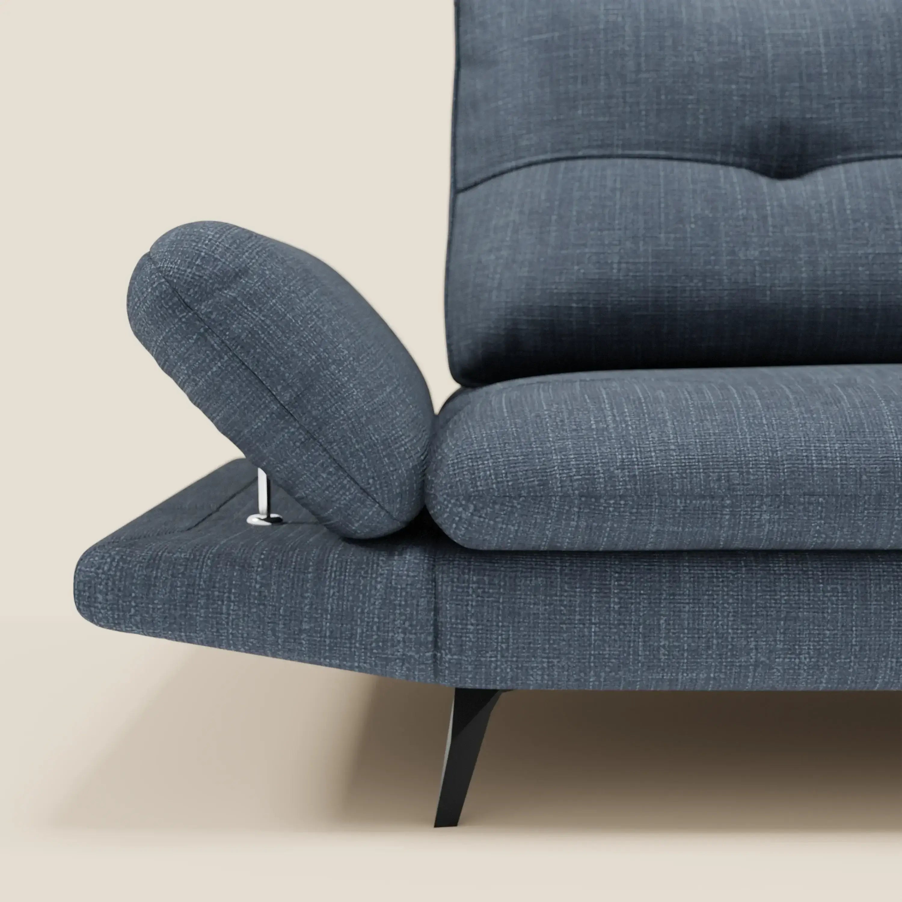 Vista ritagliata del tavolo Ardex Divano 3 posti di Divani.Store in morbido tessuto impermeabile T06 blu, caratterizzato da schienali traslanti, braccioli regolabili, cerniere in metallo e gambe nere su sfondo beige chiaro.