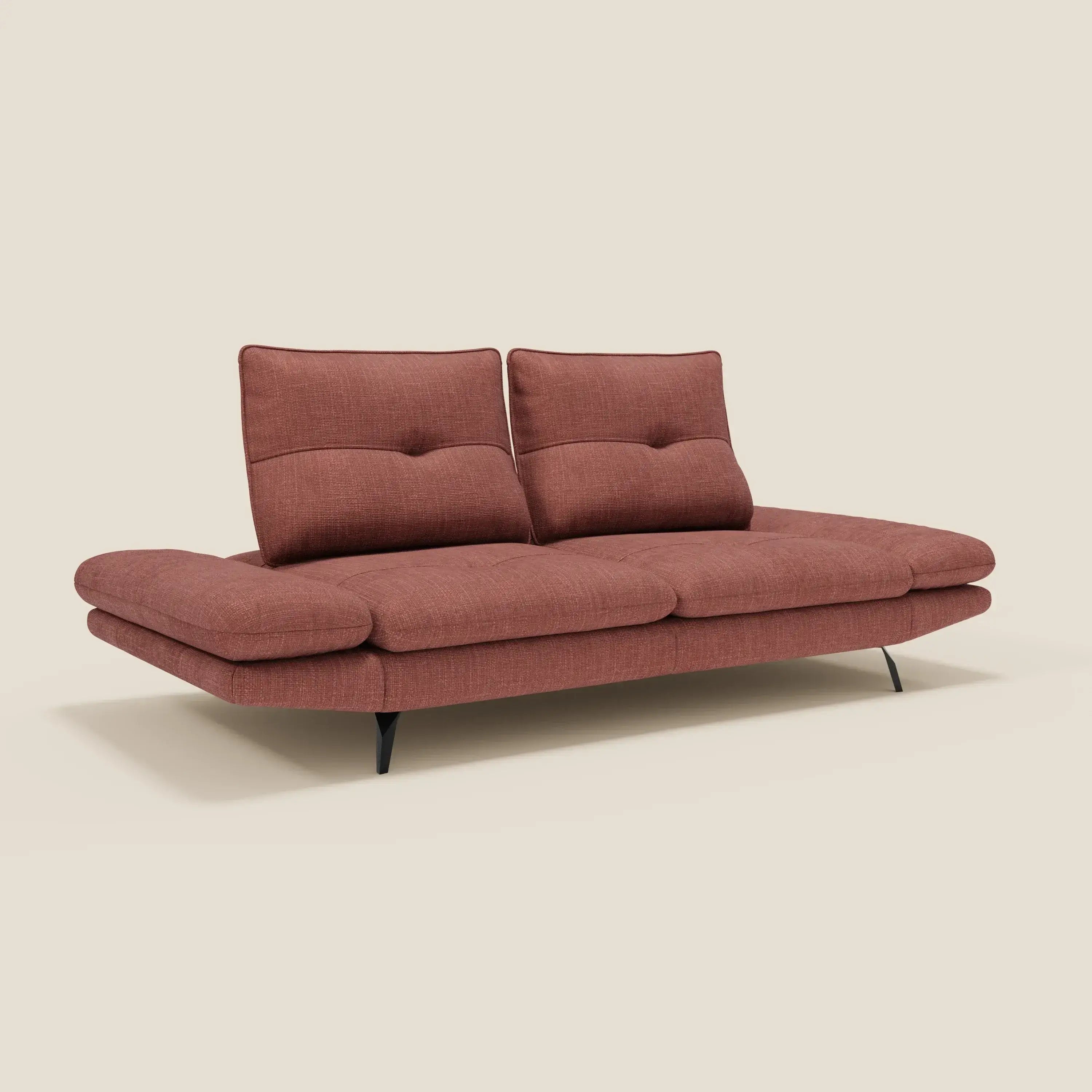 Ardex Divano 3 posti di Divani.Store è caratterizzato da schienali traslanti, braccioli regolabili e tessuto morbido impermeabile T06 corallo per un comfort e uno stile minimalista, su uno sfondo beige semplice.